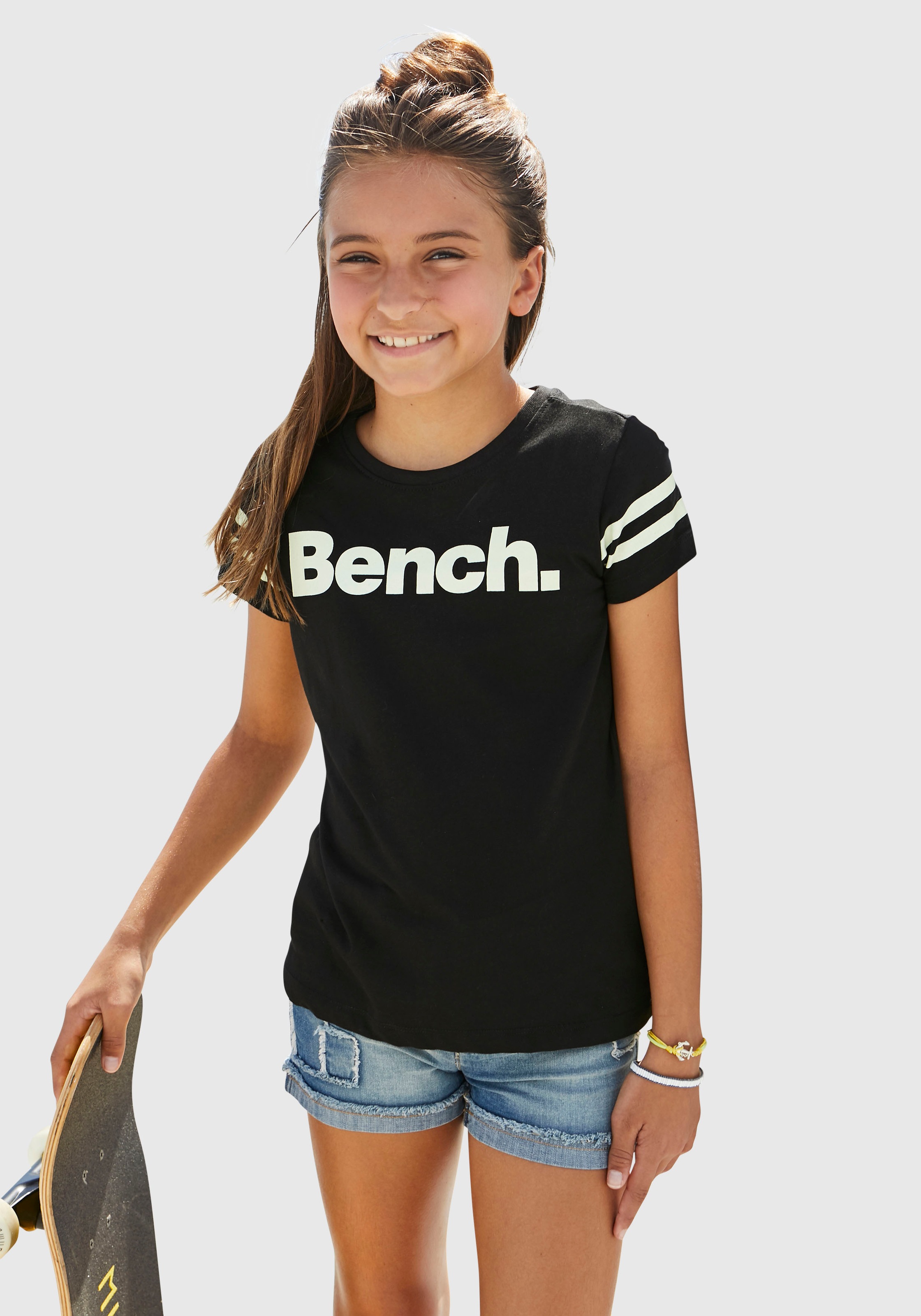 Bench. T-Shirt »Print leuchtet im Dunkeln«, mit Streifen am Ärmel online  bei OTTO