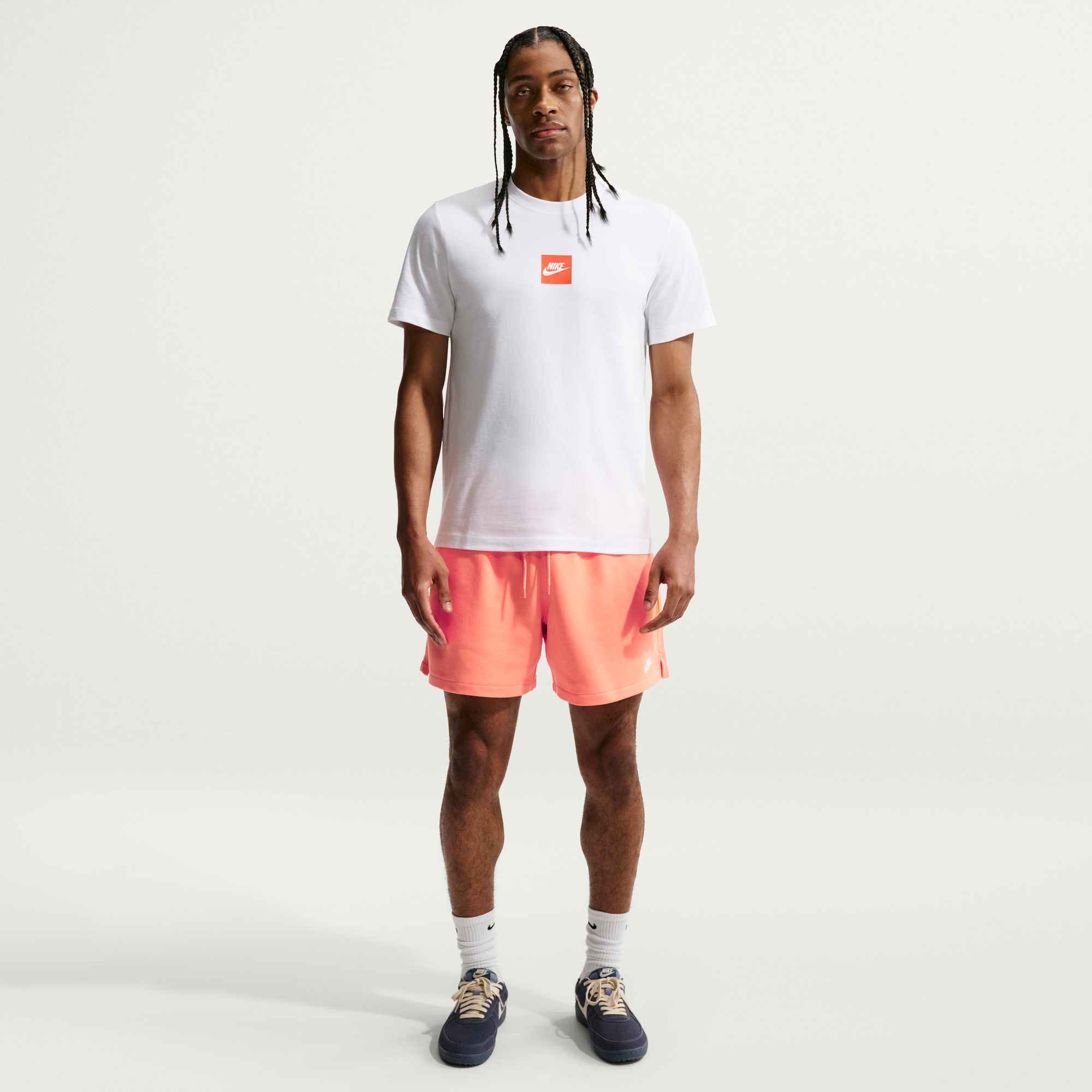 Nike T-Shirt »Nike Sportswear T-Shirt« mit sportlichem Rückenprint, hüftbedeckende Länge, Kurzarm, Rundhals