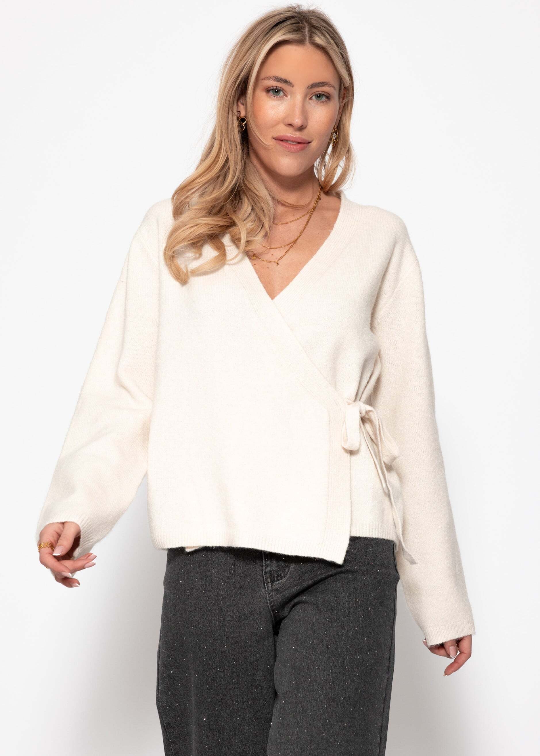 SASSYCLASSY Cardigan »Wickelcardigan« Feminine Strickjacke mit individueller Passform und Bindeband