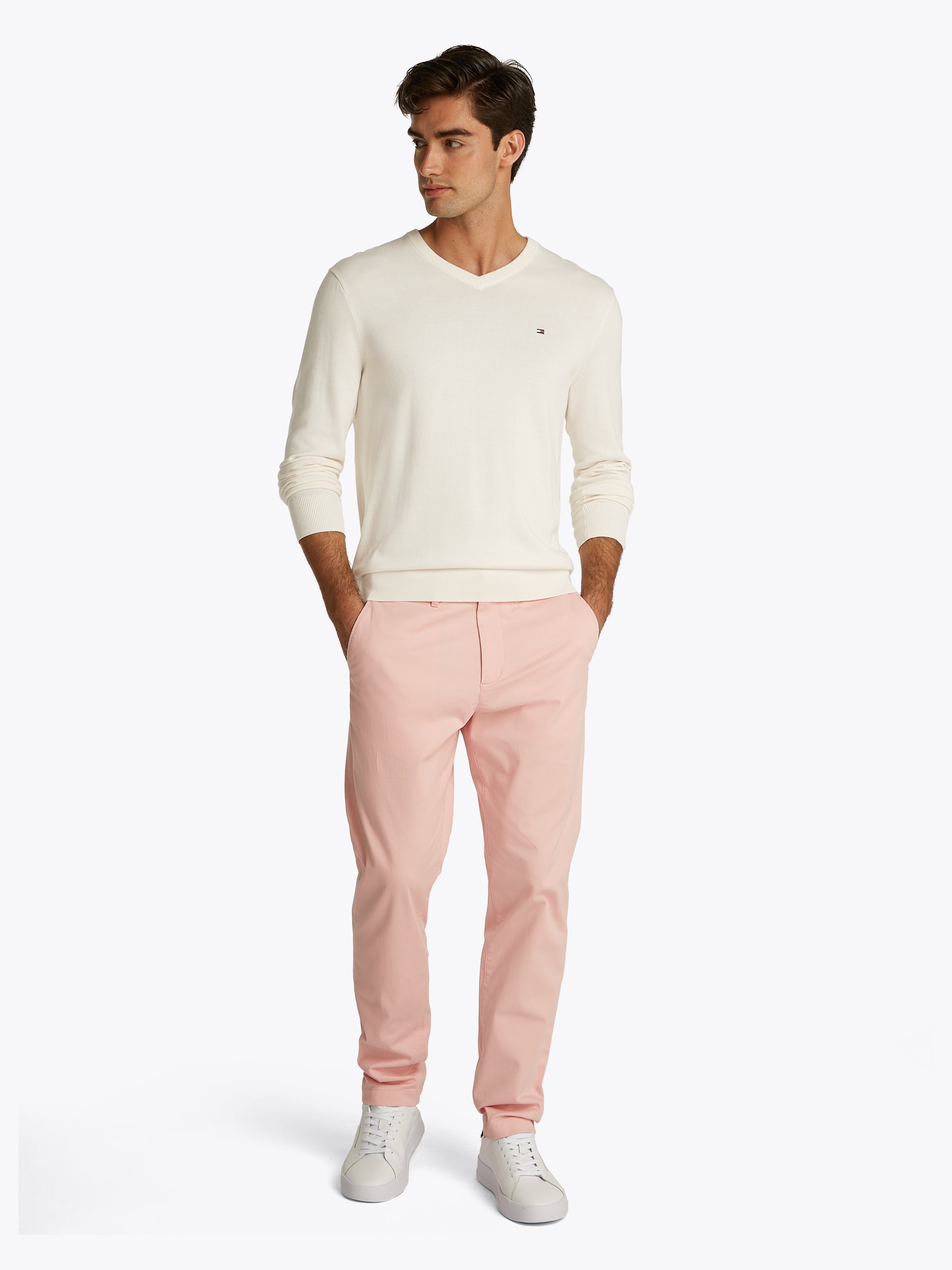 Tommy Hilfiger Strickpullover »ESSENTIAL COTTON V NECK mit V-Ausschnitt und Stickerei«, unifarben, casual, regular fit, Baumwolle, V-Ausschnitt