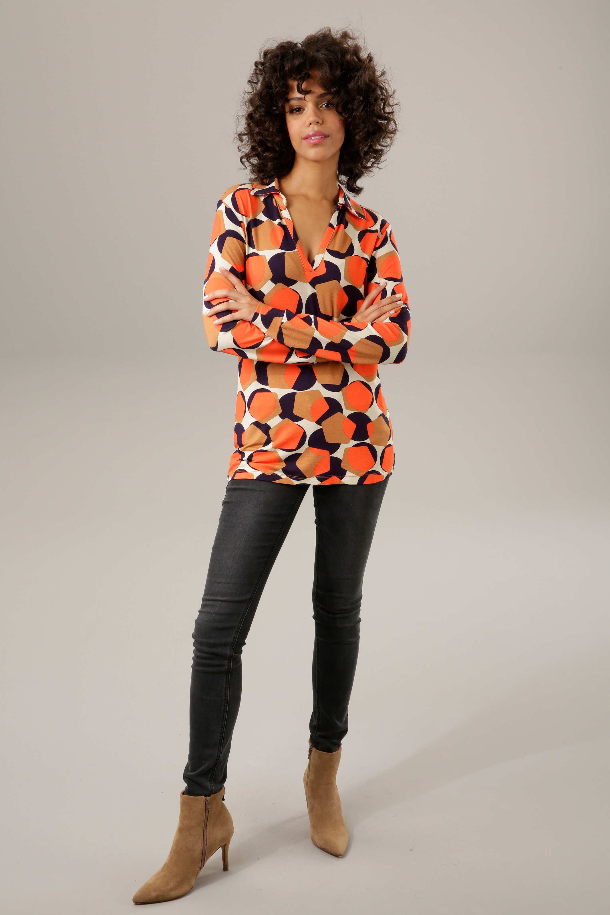 Aniston CASUAL Teil - OTTO im trendigem Shirtbluse, Retro-Muster Shop kaufen jedes ein Unikat Online mit