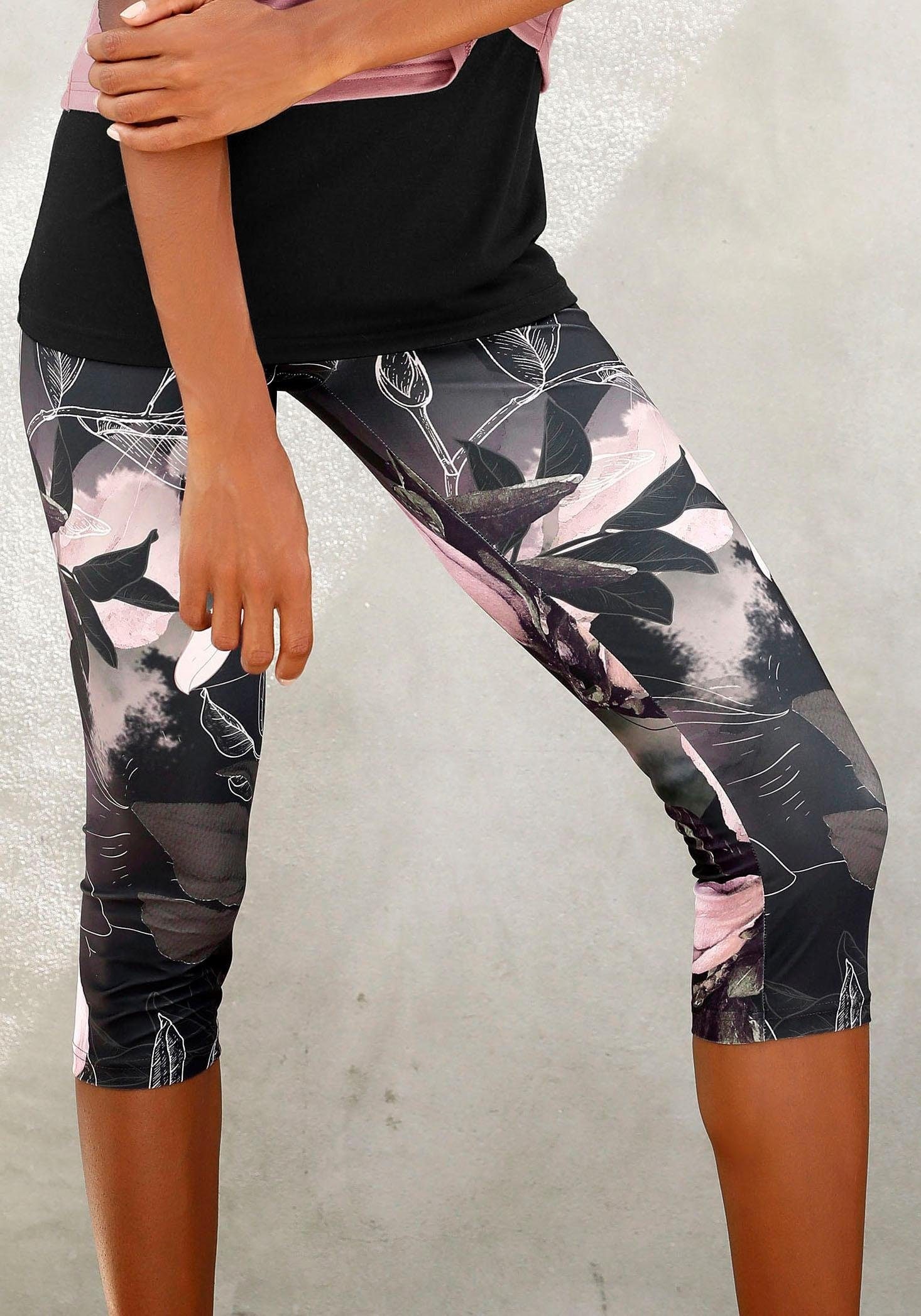 Caprileggings »Tropical«, mit abstraktem Blumenprint, Loungewear