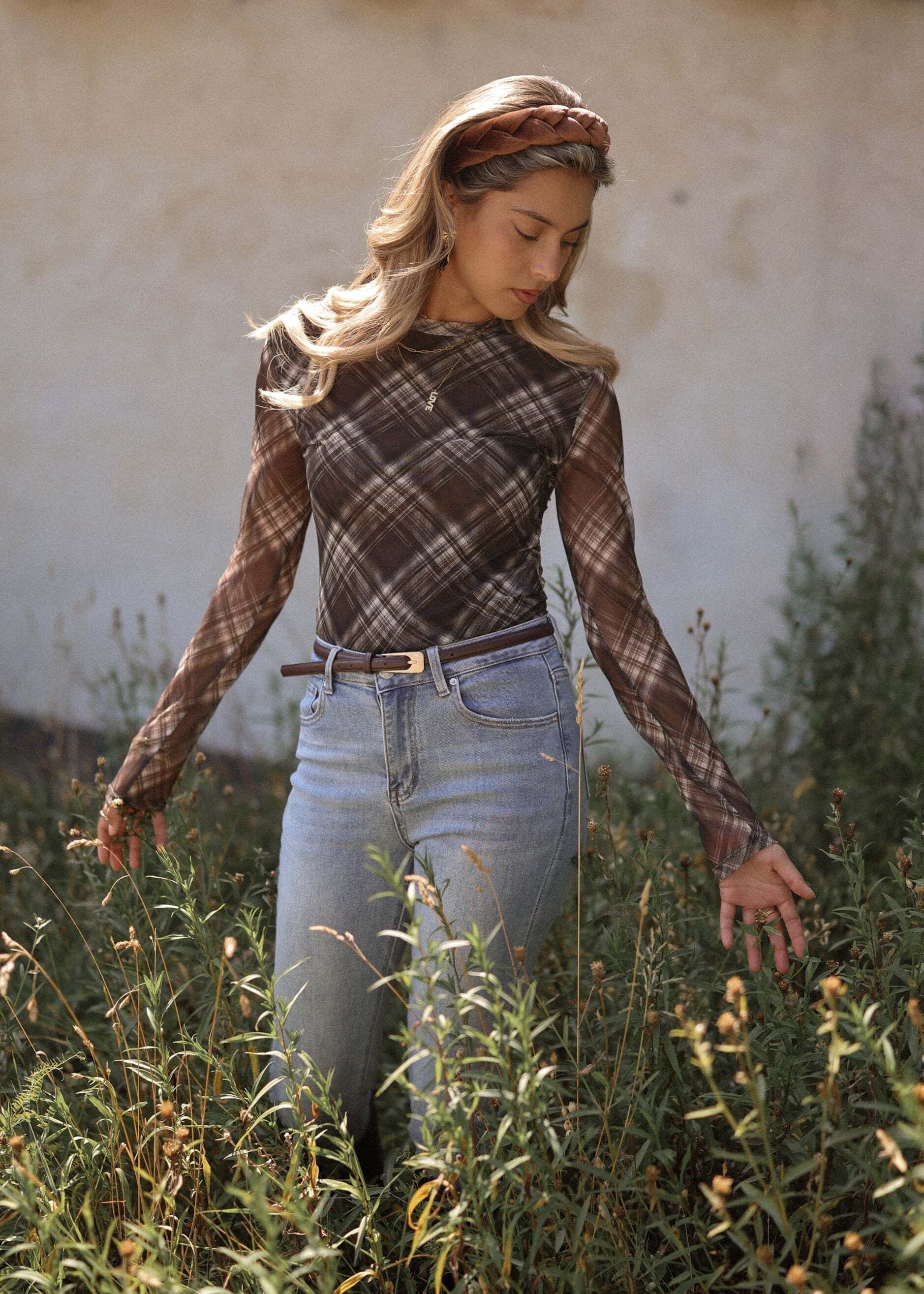 SASSYCLASSY Langarmshirt »Mesh Langarmshirt mit Karo-Muster« Körpernah geschnittenes Shirt mit Rundhals und langen Armen Braun