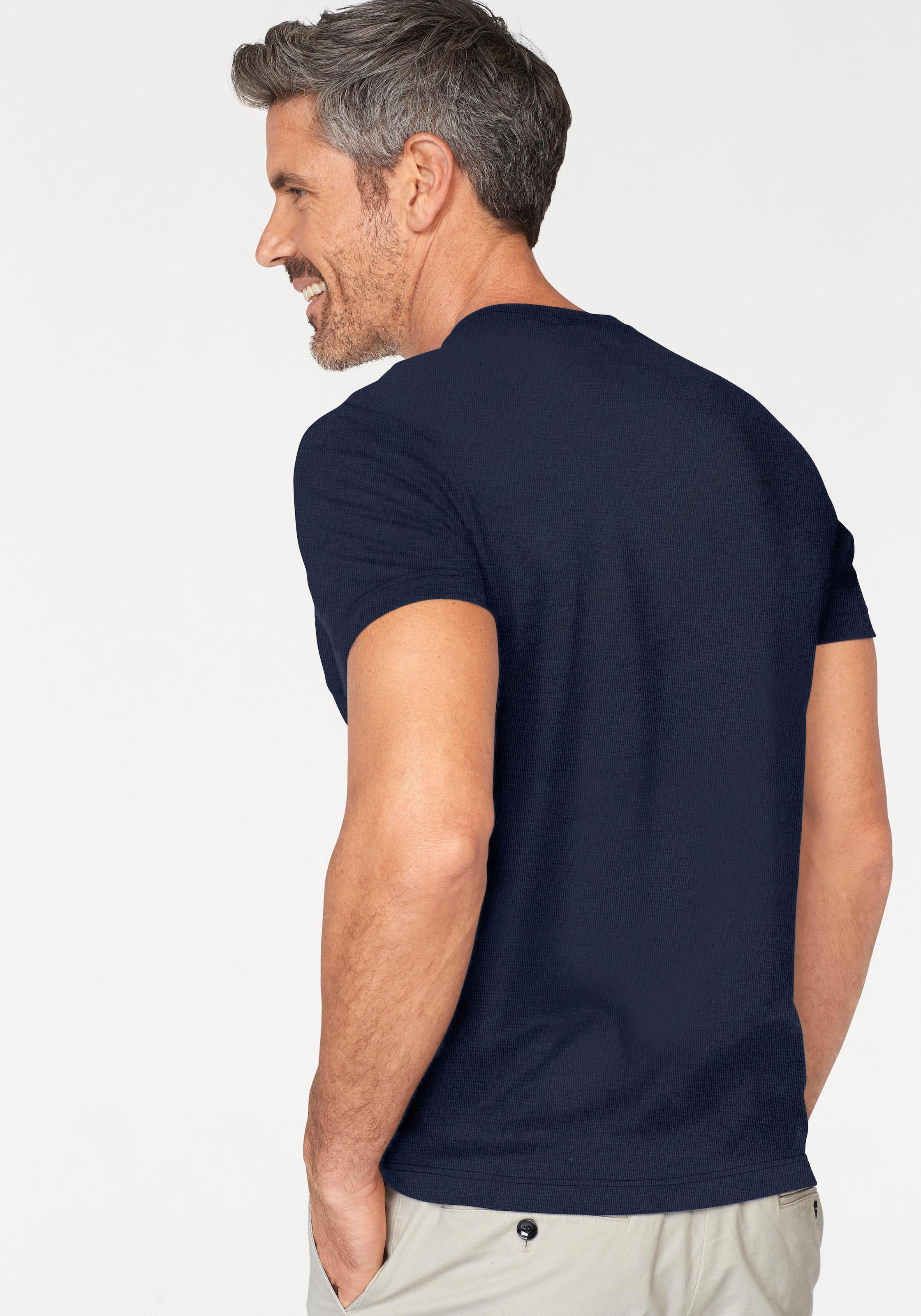 Lacoste V-Shirt, bei tlg.), auf Iconisches der (1 Lacoste-Krokodil OTTO stilvolles Statemen online ein shoppen Brust für