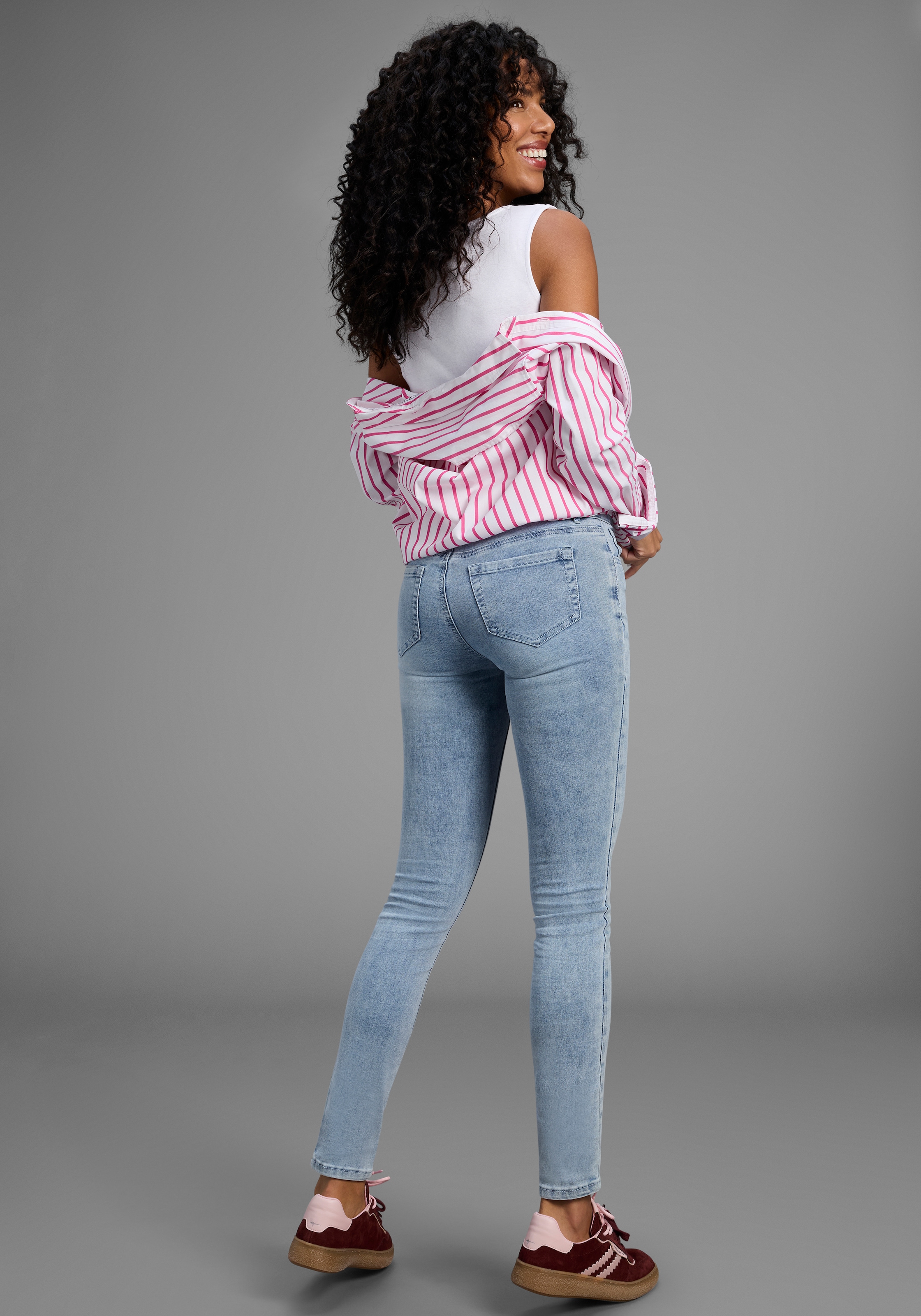 Arizona Skinny-fit-Jeans »Ultra-Stretch«, extra-enger Beinverlauf, normale Leibhöhe, mit Eingrifftaschen