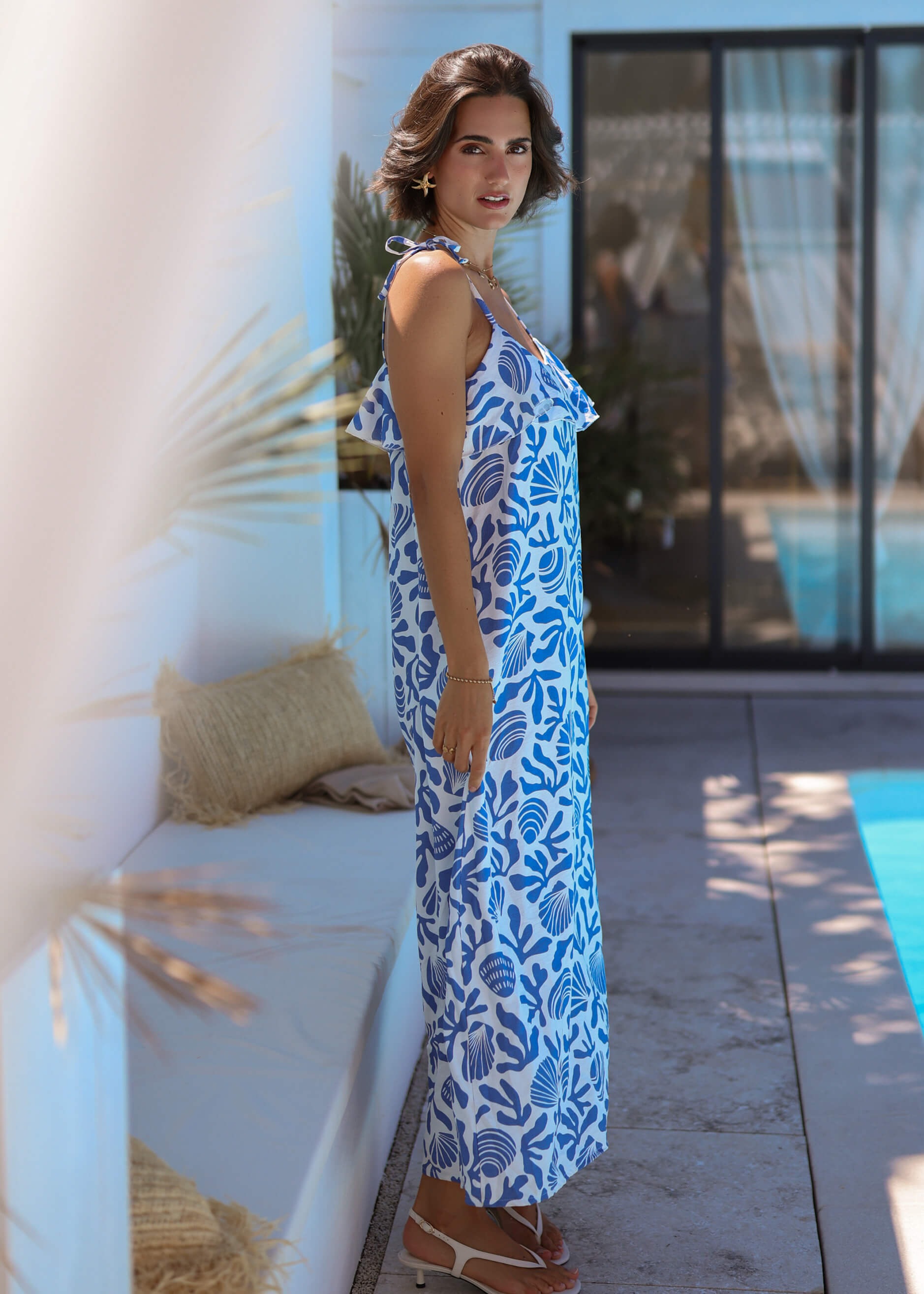 SASSYCLASSY Maxikleid »Langes Trägerkleid mit Muschel- und Korallen-Print« Sommerliches Maxikleid mit Muschel- und Korallen-Print Weiß-Blau