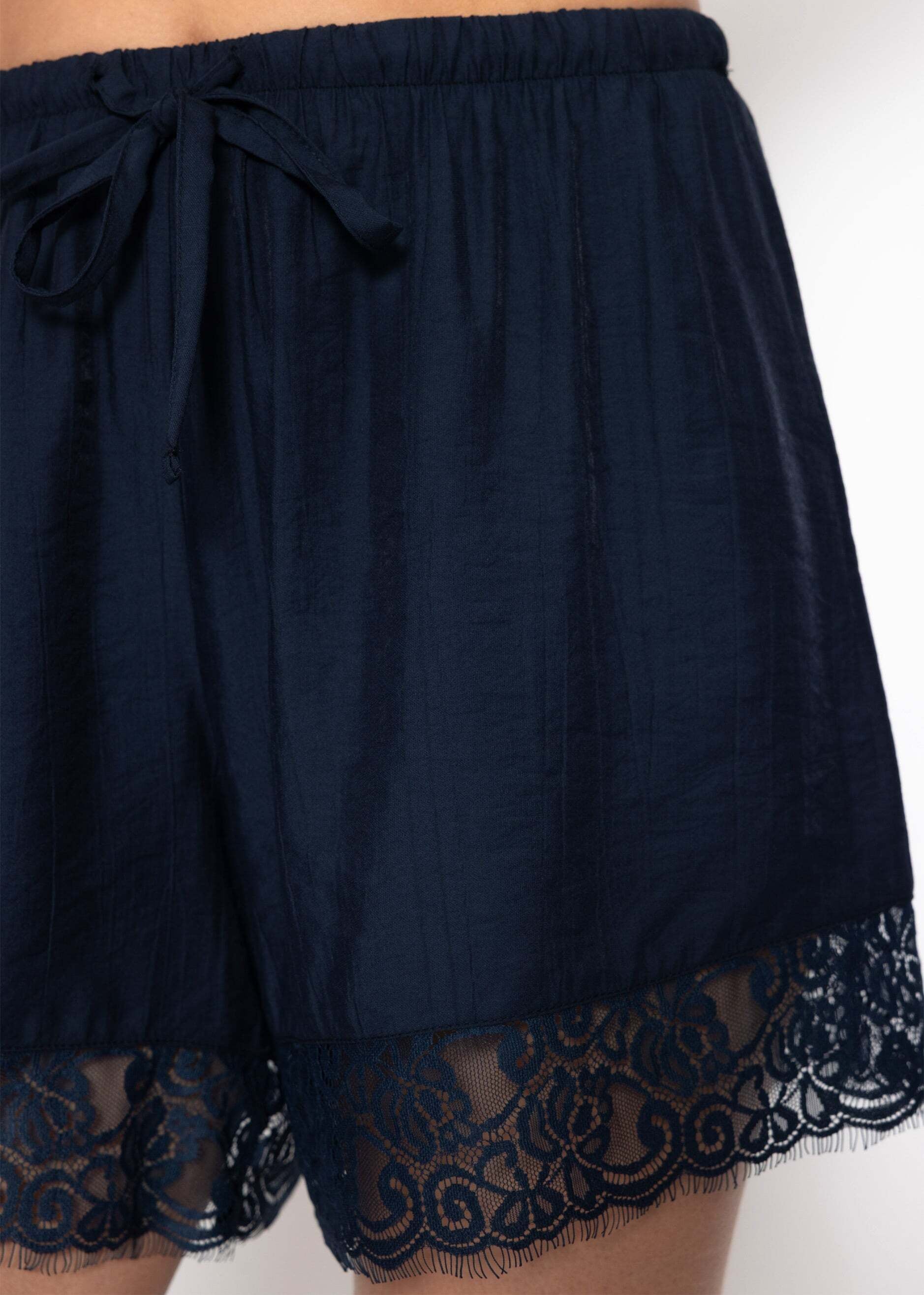 SASSYCLASSY Shorts »Shorts mit Spitzendetails«  Elegante Shorts mit elastischem Bund und lockerer Passform Dunkelblau
