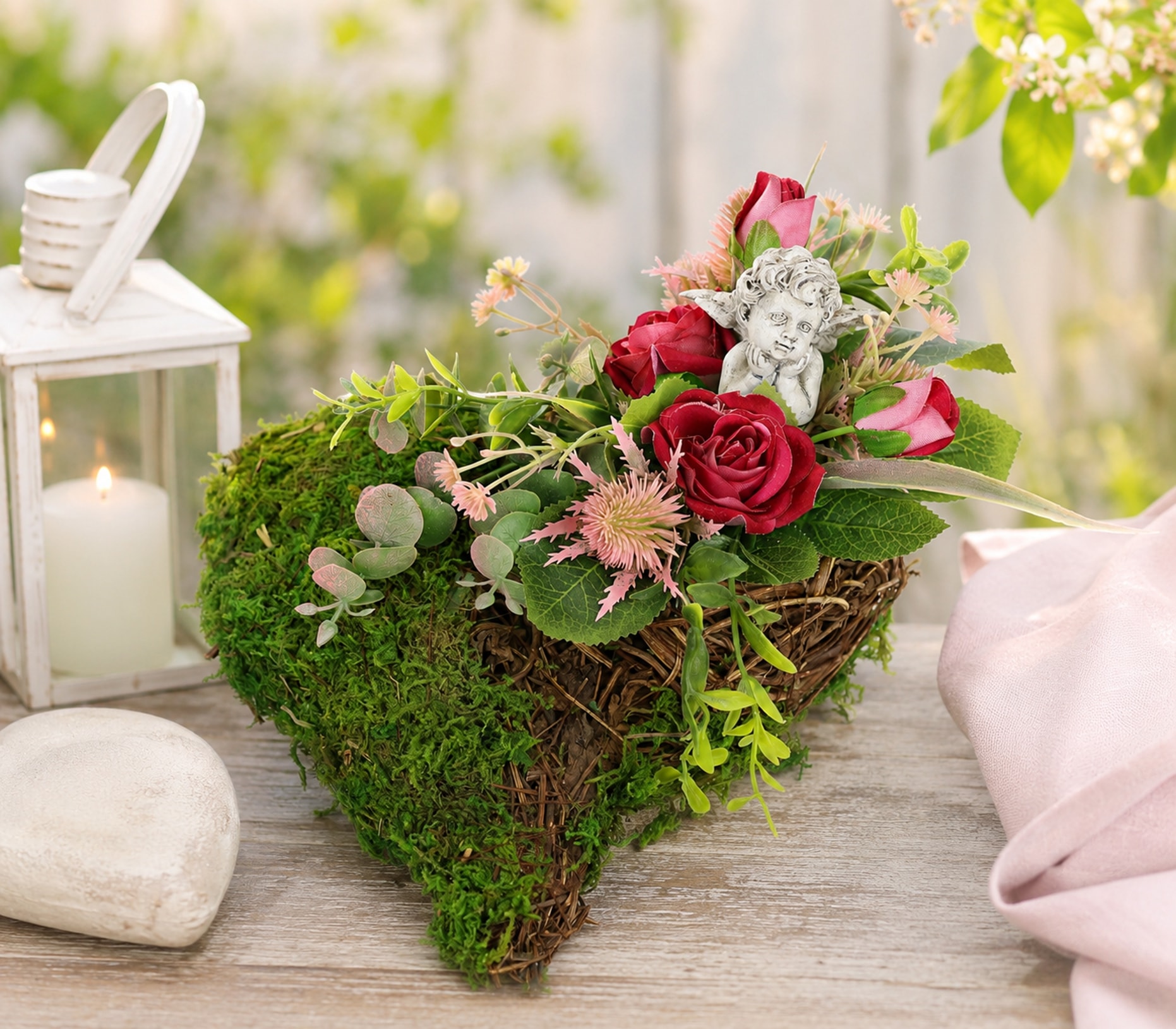 OTTO home Kunstblume »Kunstblumen-Gesteck mit Rosen und Engel auf Pflanz-Herz« Dekoratives Herzgesteck mit Rosenblüten und Engelfigur