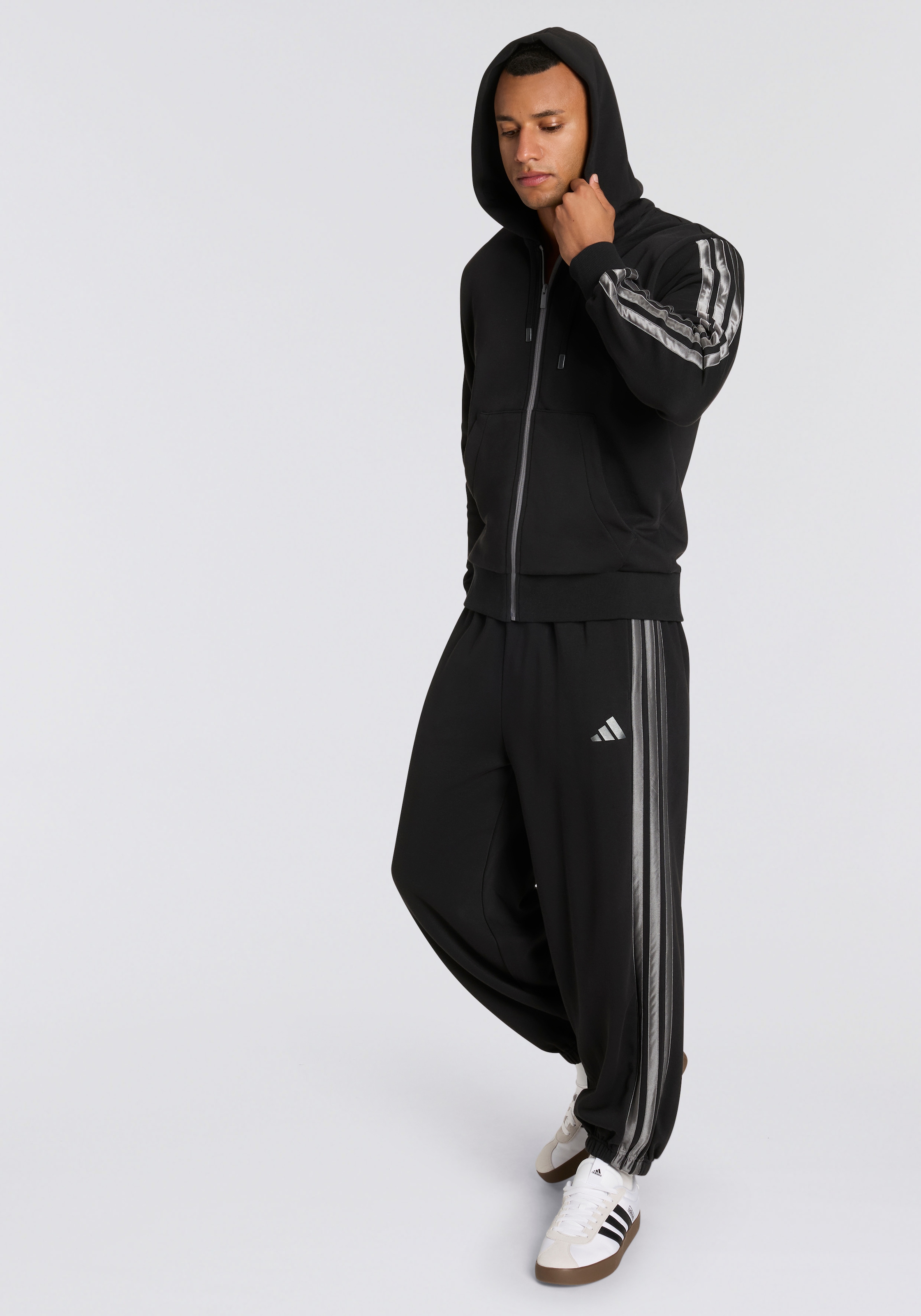 adidas Sportswear Kapuzensweatshirt »HOLIDAY 3-STREIFEN MIT DURCHGEHENDEM REISSVERSCHLUSS«
