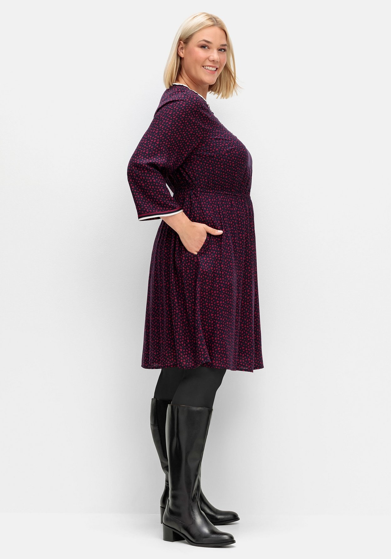 Sheego Druckkleid »Tailliertes Kleid mit schwingendem, gefütterten Rockteil«, mit schwingendem, gefütterten Rockteil