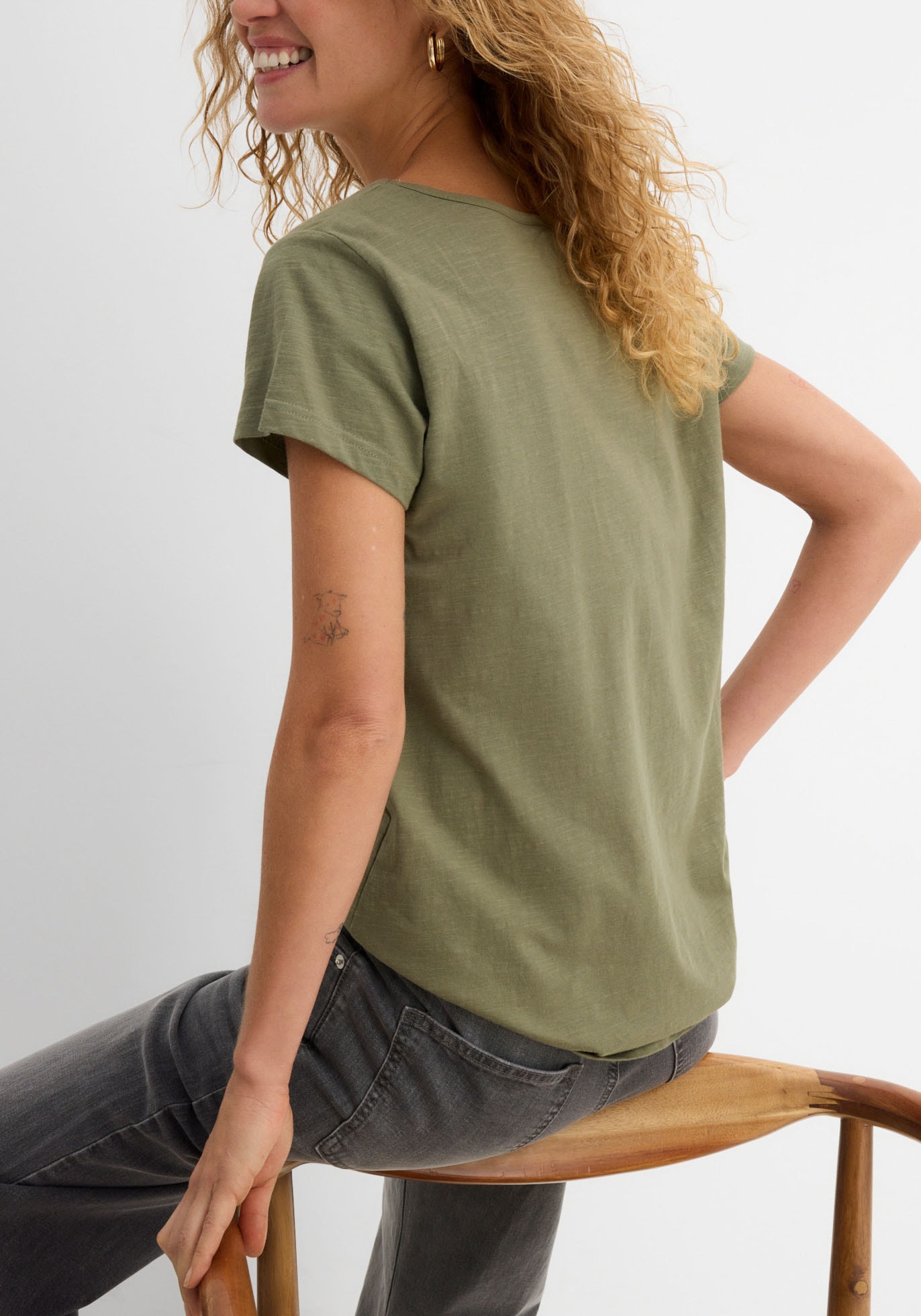 bonprix T-Shirt gerade Passform, Kurzarm, mit dekorativem Druck, aus Baumwolle