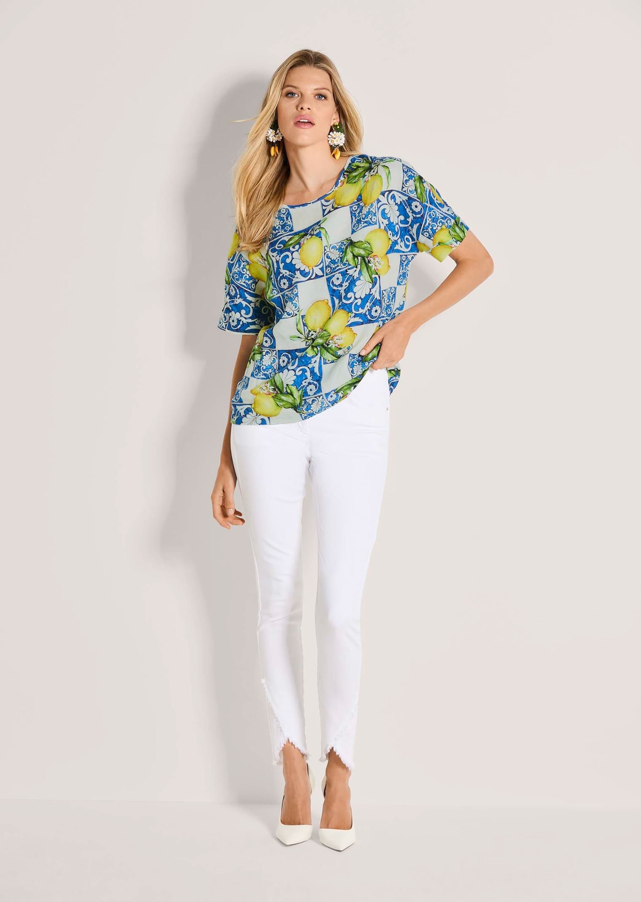 MADELEINE Kurzarmbluse »Blusenshirt Sommerbluse mit mediterranem Print« Überschnittene Schultern