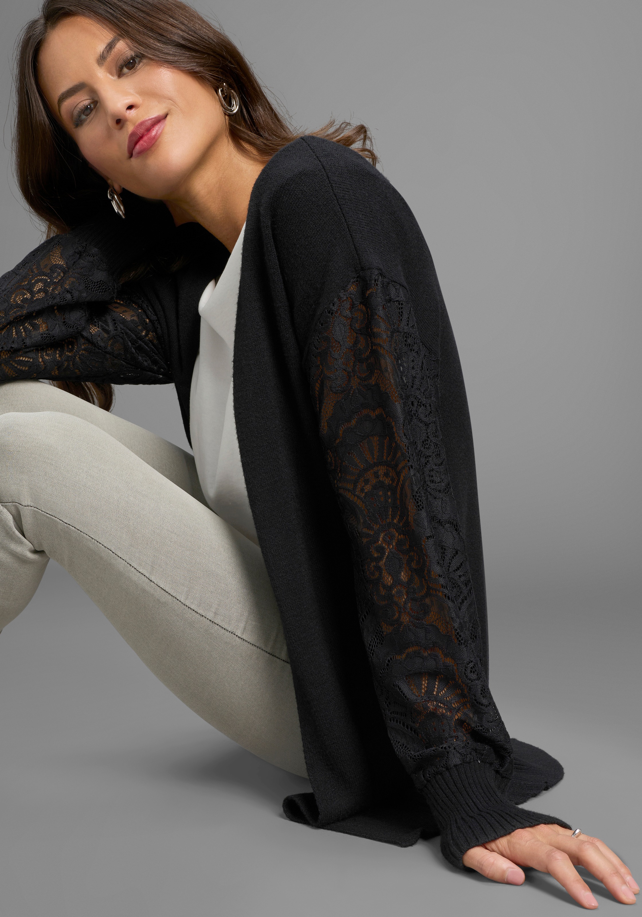 Laura Scott Strickjacke kuscheliger Winterstrick mit femininen Spitzenärmeln - NEUE KOLLEKTION