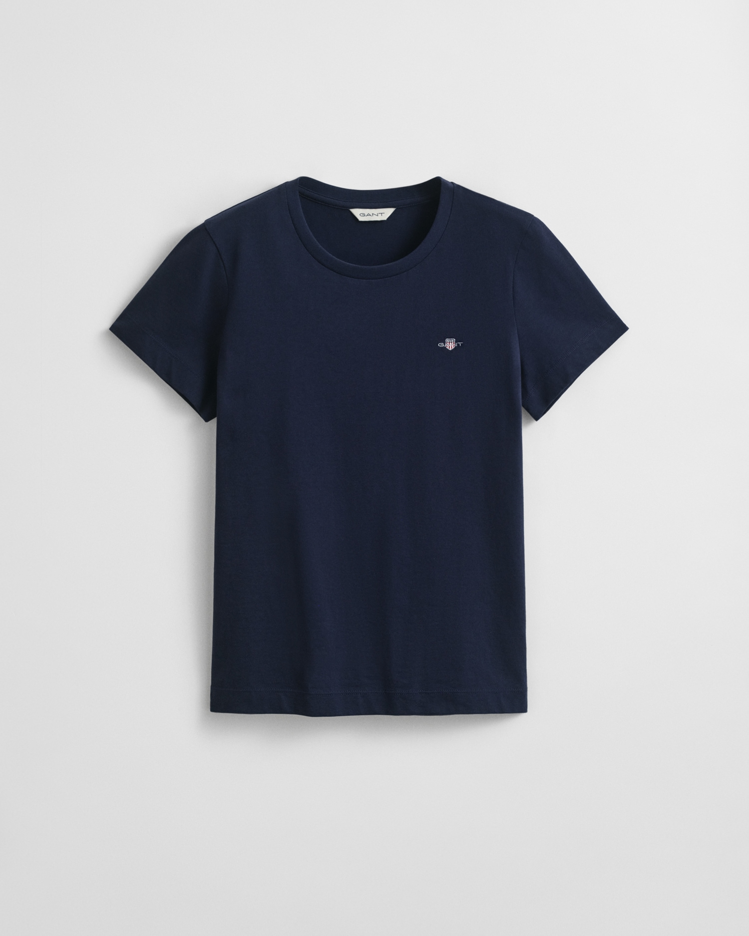Gant T-Shirt »REG SHIELD KA T-SHIRT«, mit einer kleinen aufgestickten Wappen-Grafik auf der Brust