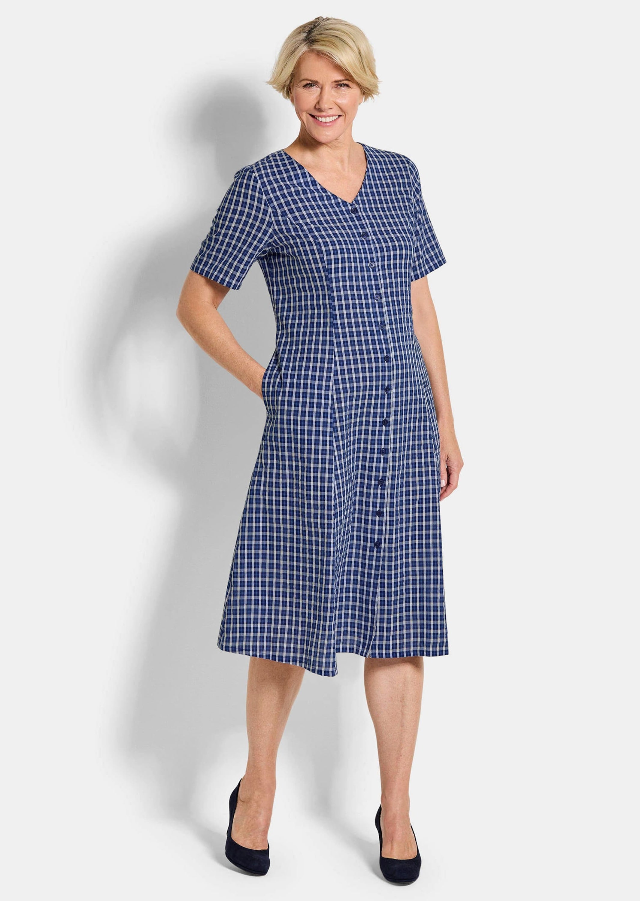 GOLDNER Sommerkleid »Kurzgröße Baumwollkleid mit Karo-Muster« Seitennahttaschen durchgehende Knopfleise