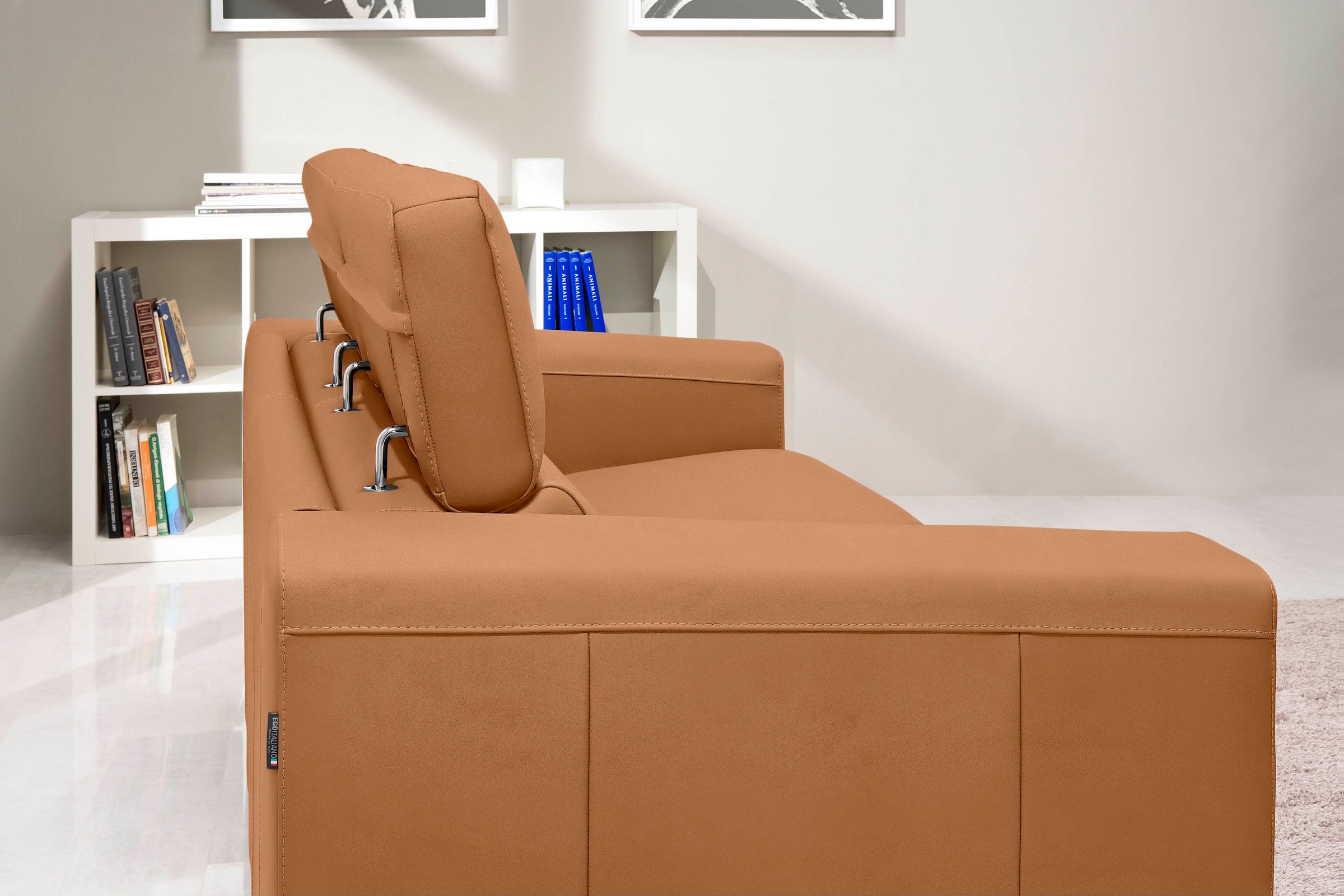 Egoitaliano Schlafsofa »Cabiria, Design und super Sitz- und Liegekomfort«, Sofa inkl. Schlaffunktion, Kopfteile verstellbar, mit Metallfüßen