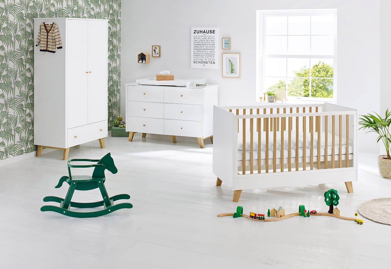 Pinolino® Babyzimmer-Komplettset »Pan«, (Set, 3 St.), extrabreit; mit Kinderbett, Schrank und Wickelkommode; Made in Europe