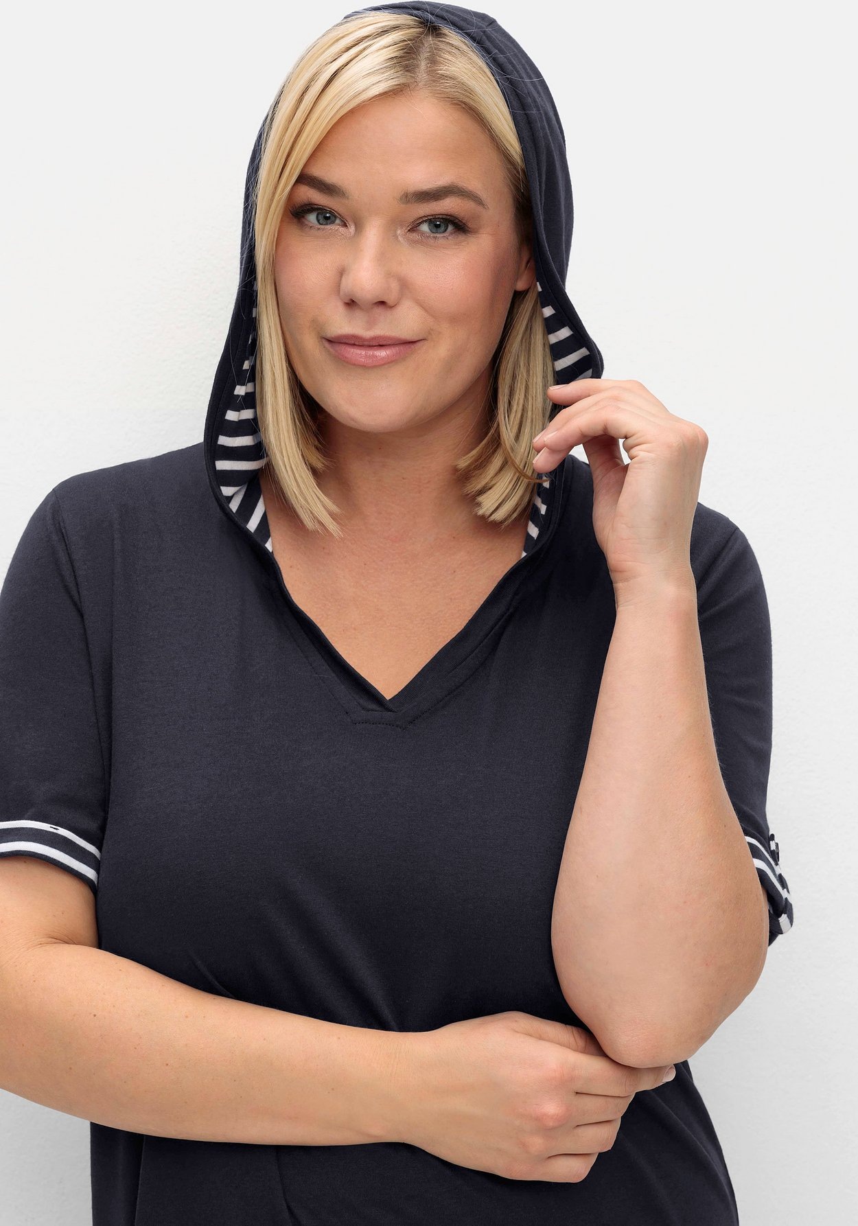 Sheego Shirtkleid »Kapuzenkleid mit Kontrastdetails und längerem Rücken«