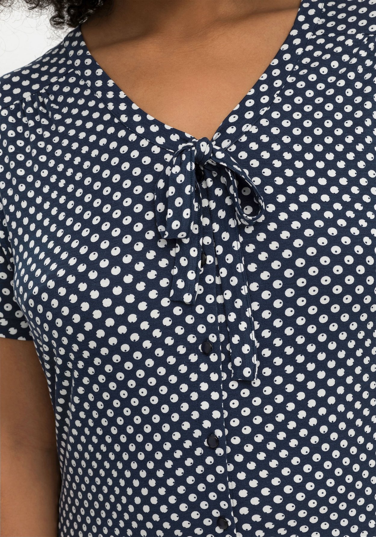 Sheego Blusenshirt »Shirt mit Pünktchen und Bindeband am Ausschnitt«, mit Pünktchen und Bindeband am Ausschnitt