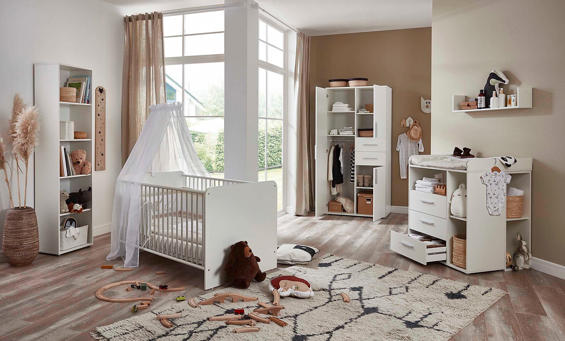 BMG Möbel Babyzimmer-Komplettset »Lea«, (Set, 7 tlg., Bett, Wickelkommode, Schrank, Standregal, Unterstellregale, Wandboard), Bett + Wickelkommode + 3-trg. Schrank + Standregal + Wandboard