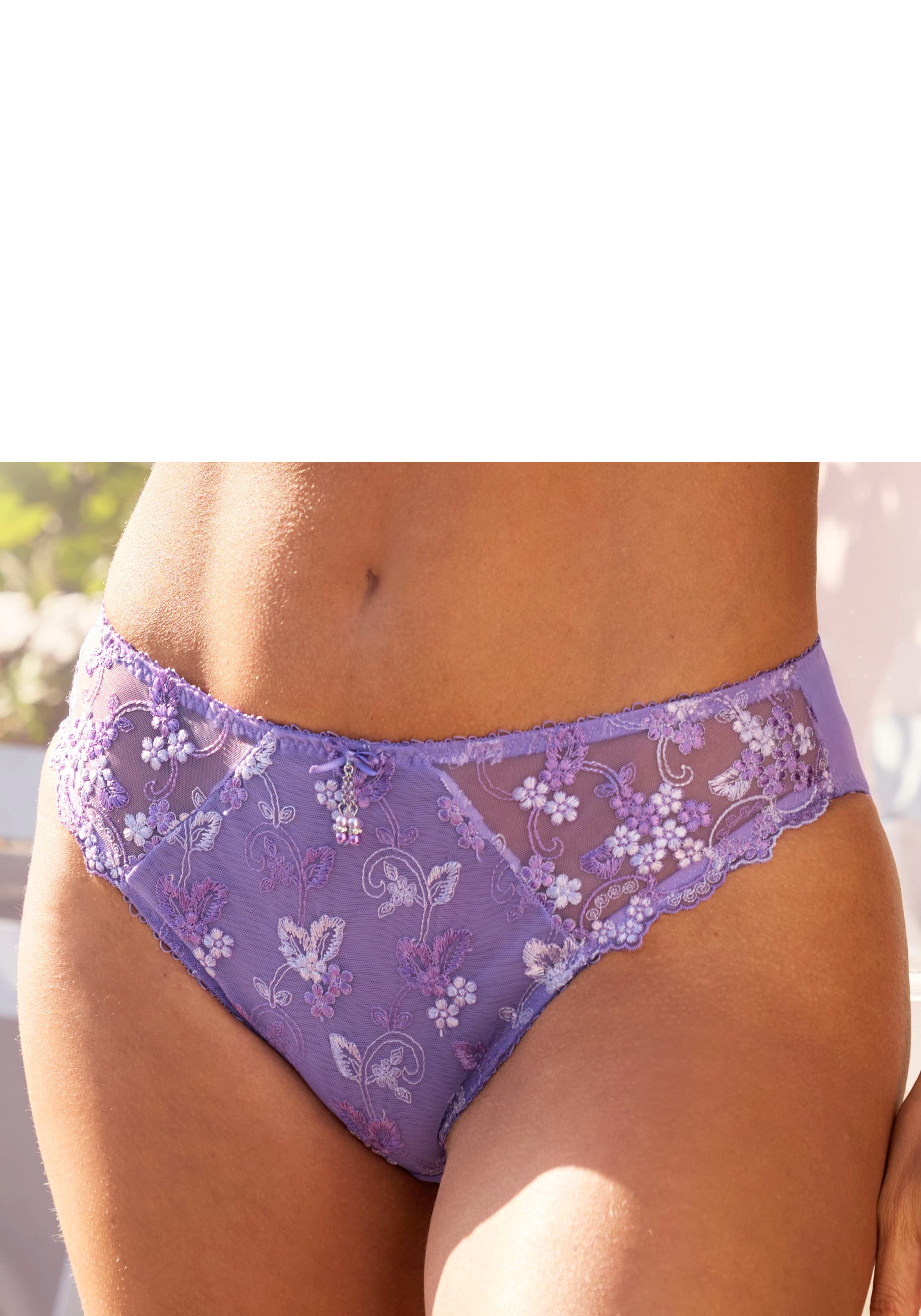 LASCANA Slip, Dessous mit schöner Blümchen-Stickereispitze