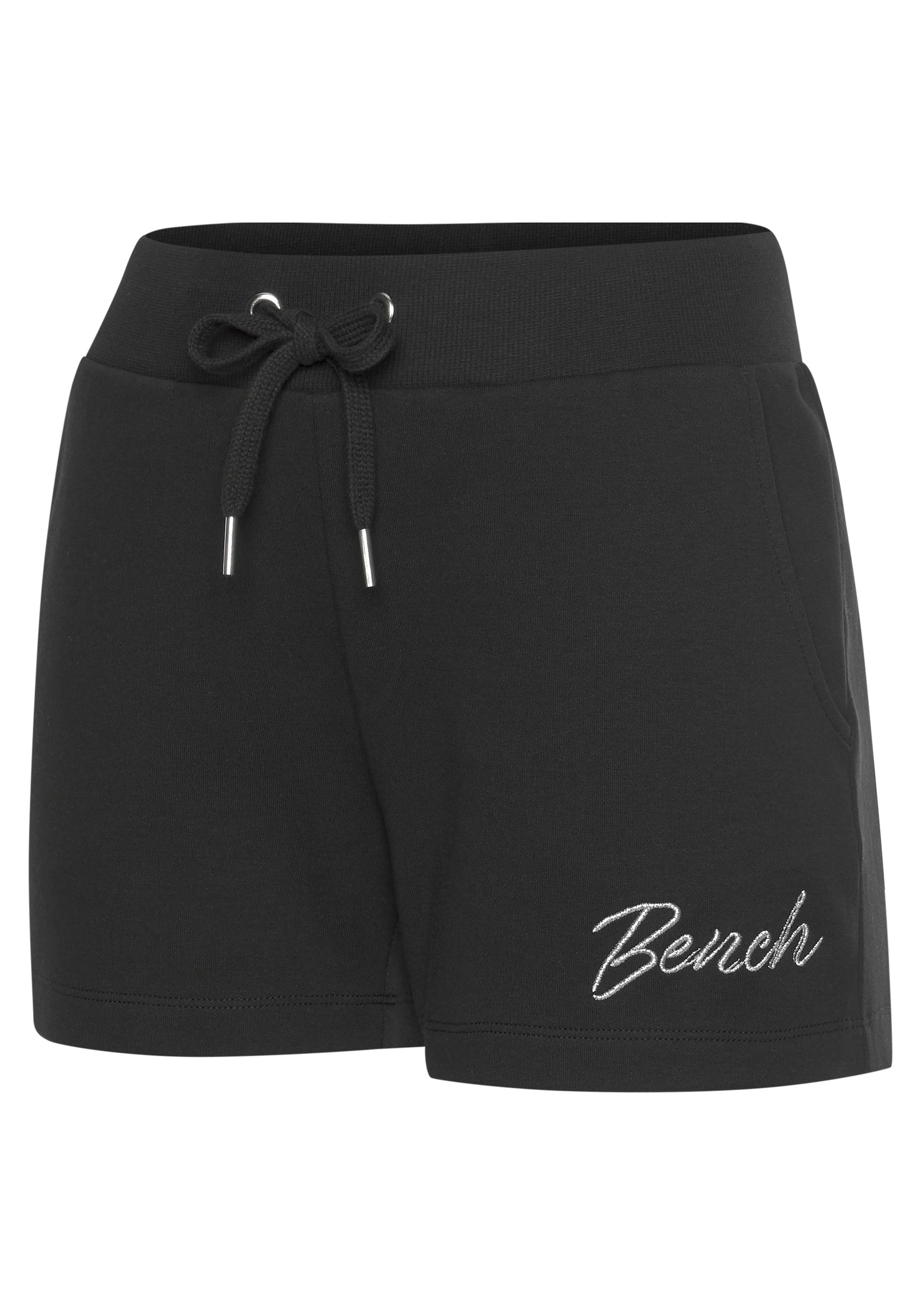 Bench. Top-Preisen OTTO glänzenden mit kleiner Logostickerei zu Relaxshorts, |