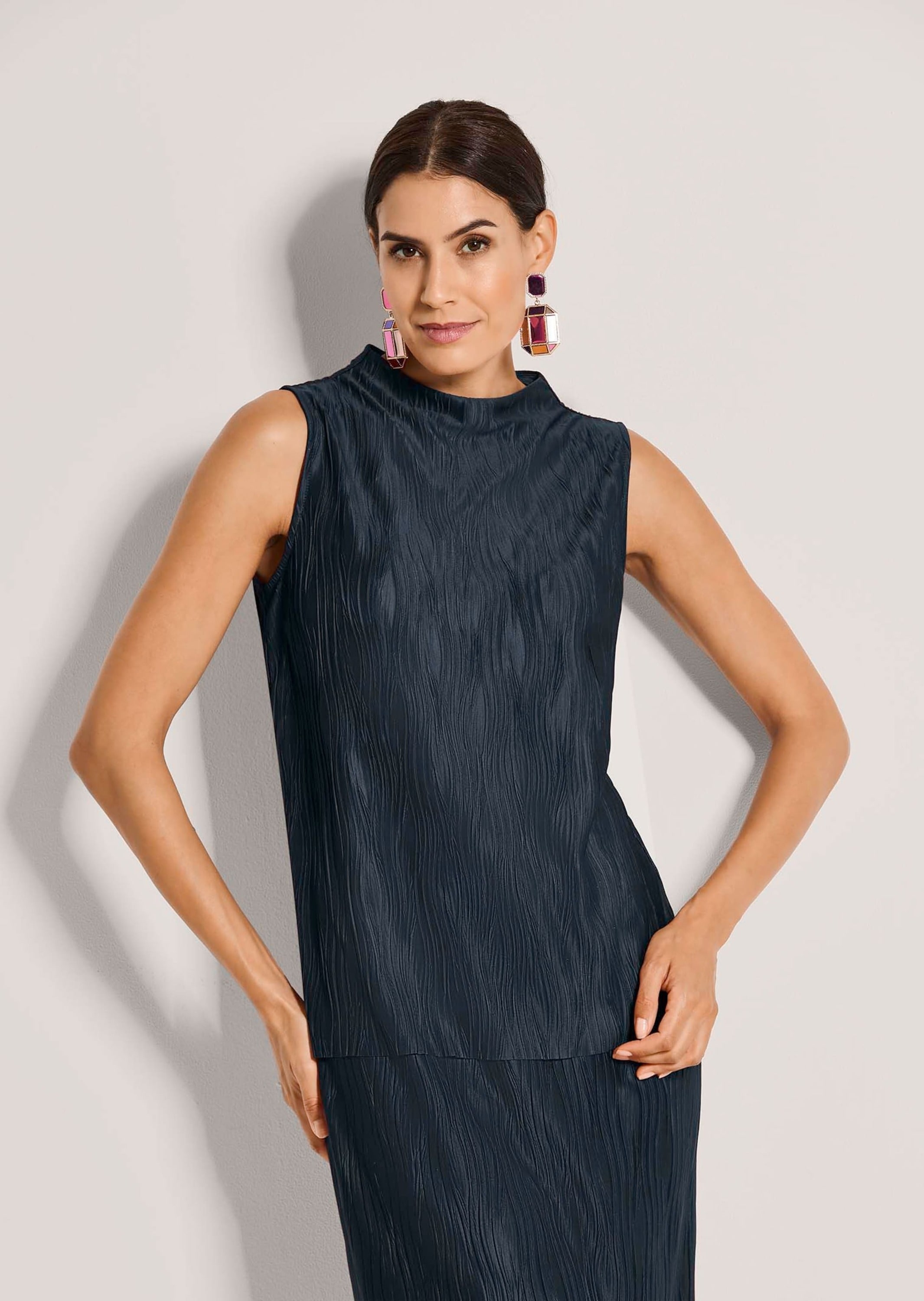 MADELEINE Kurzarmshirt »Shirt Kurzarm-Bluse mit Stehkragen, strukturiert« Offene Saumkante
