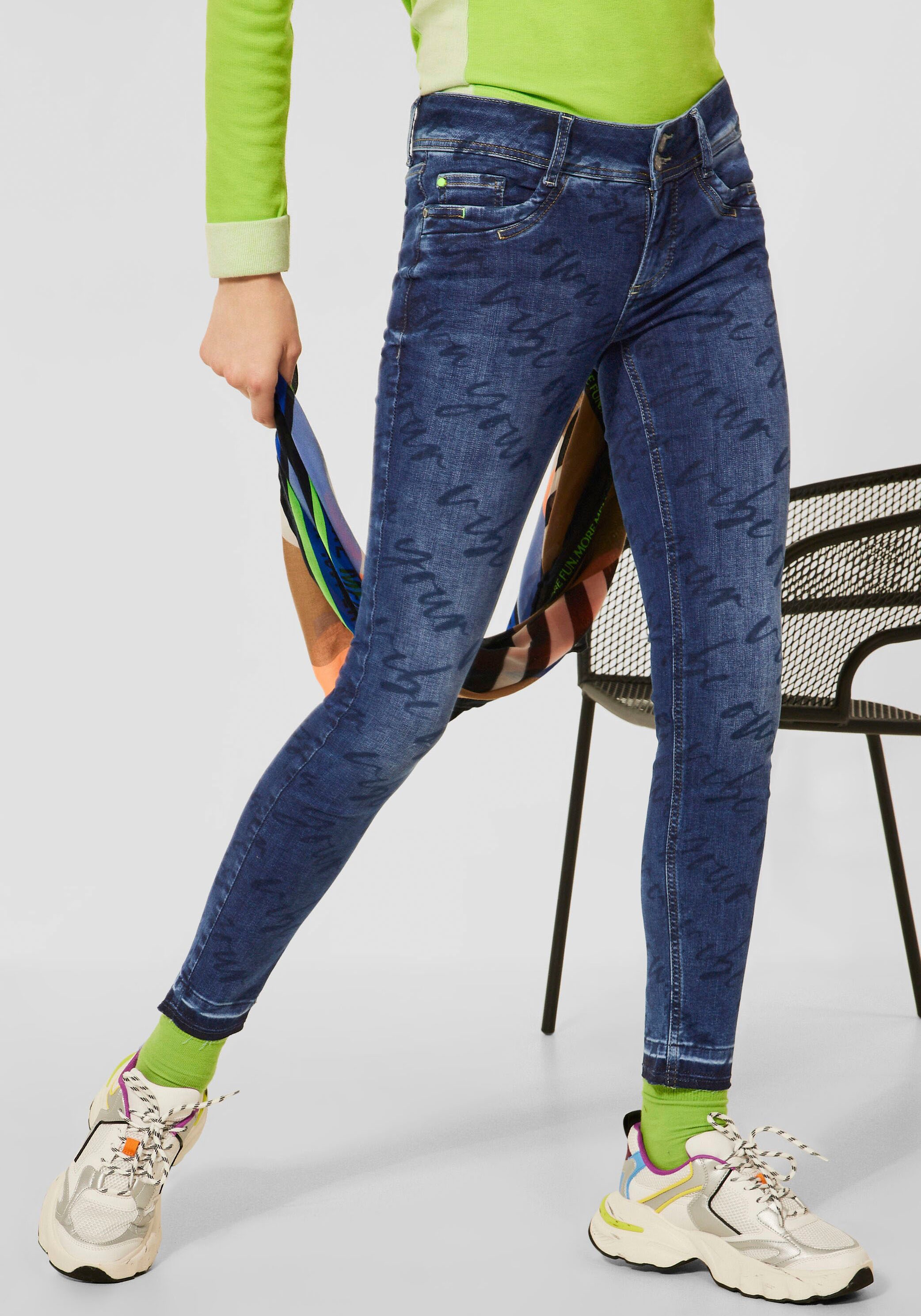 STREET ONE Röhrenjeans, mit All-Over-Wordingprint