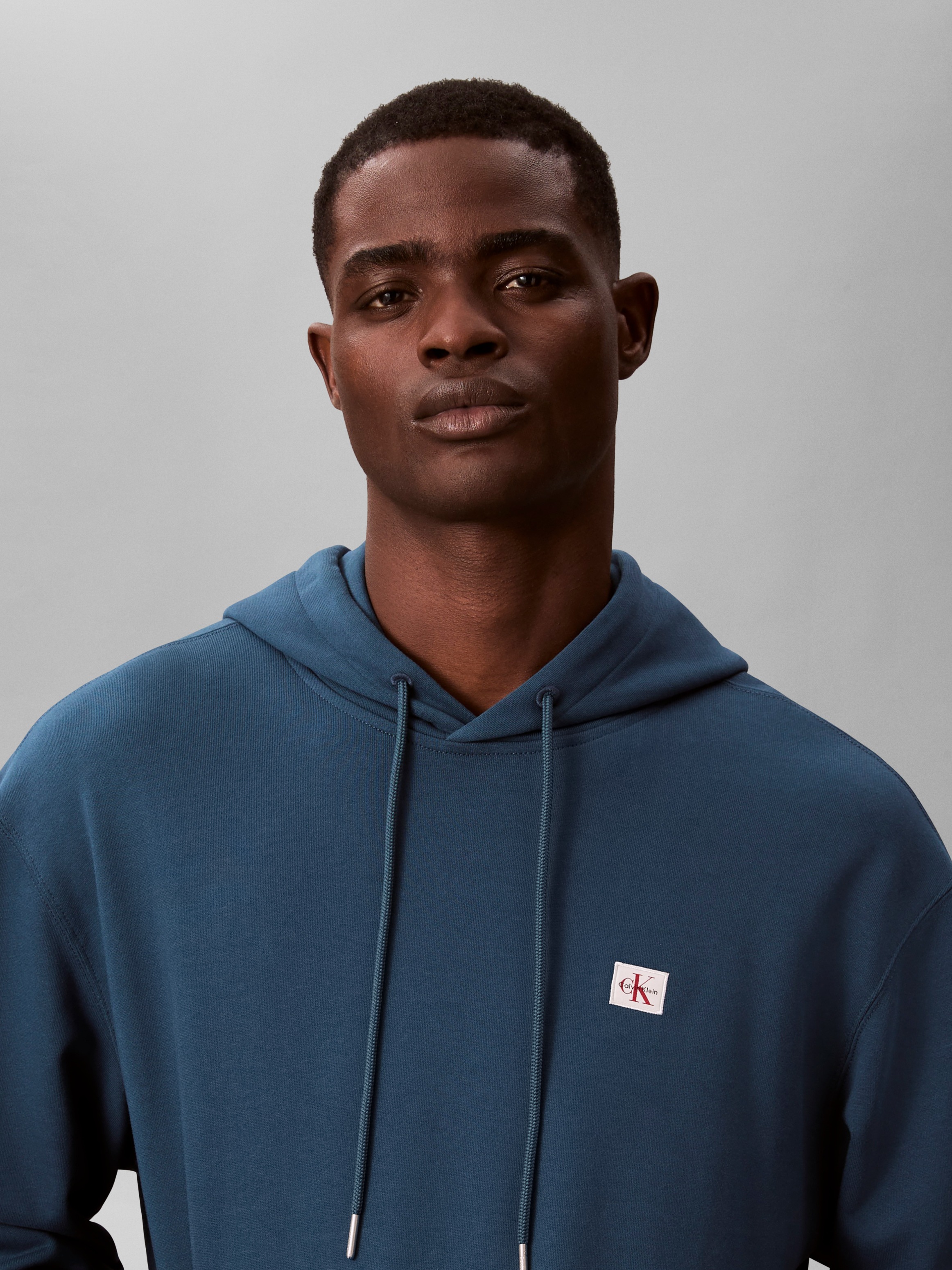 Calvin Klein Jeans Kapuzensweatshirt »400GSM TERRY BADGE HOODIE«, Mit Rundhalsausschnitt

