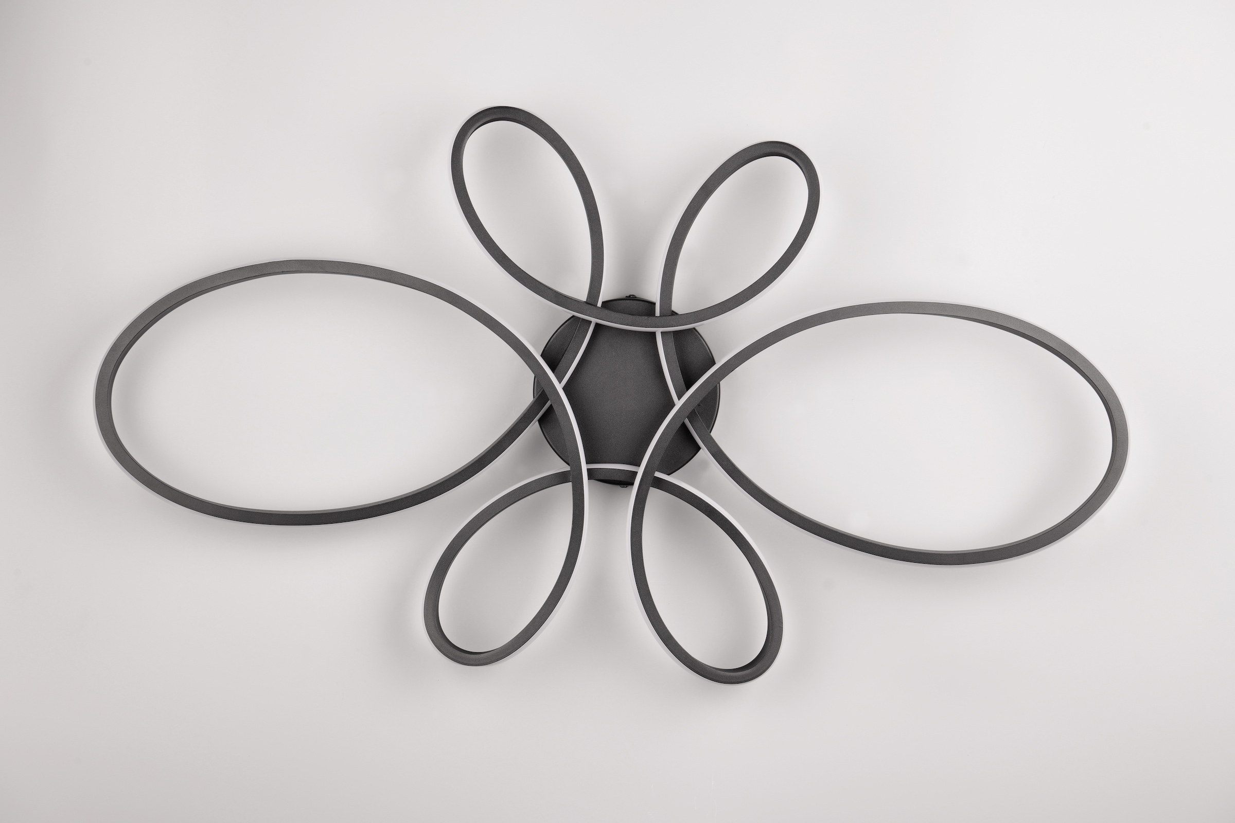 TRIO Leuchten LED Deckenleuchte »FLY, Deckenlampe LED 32W 3900 Lumen warmweiß 3000K 3-Stufen dimmbar« LED-Board 1 Stk. Warmweiß Maße 83x45 cm, LED Band Schleife Deckenlampe Schlafzimmer Wohnzimmer