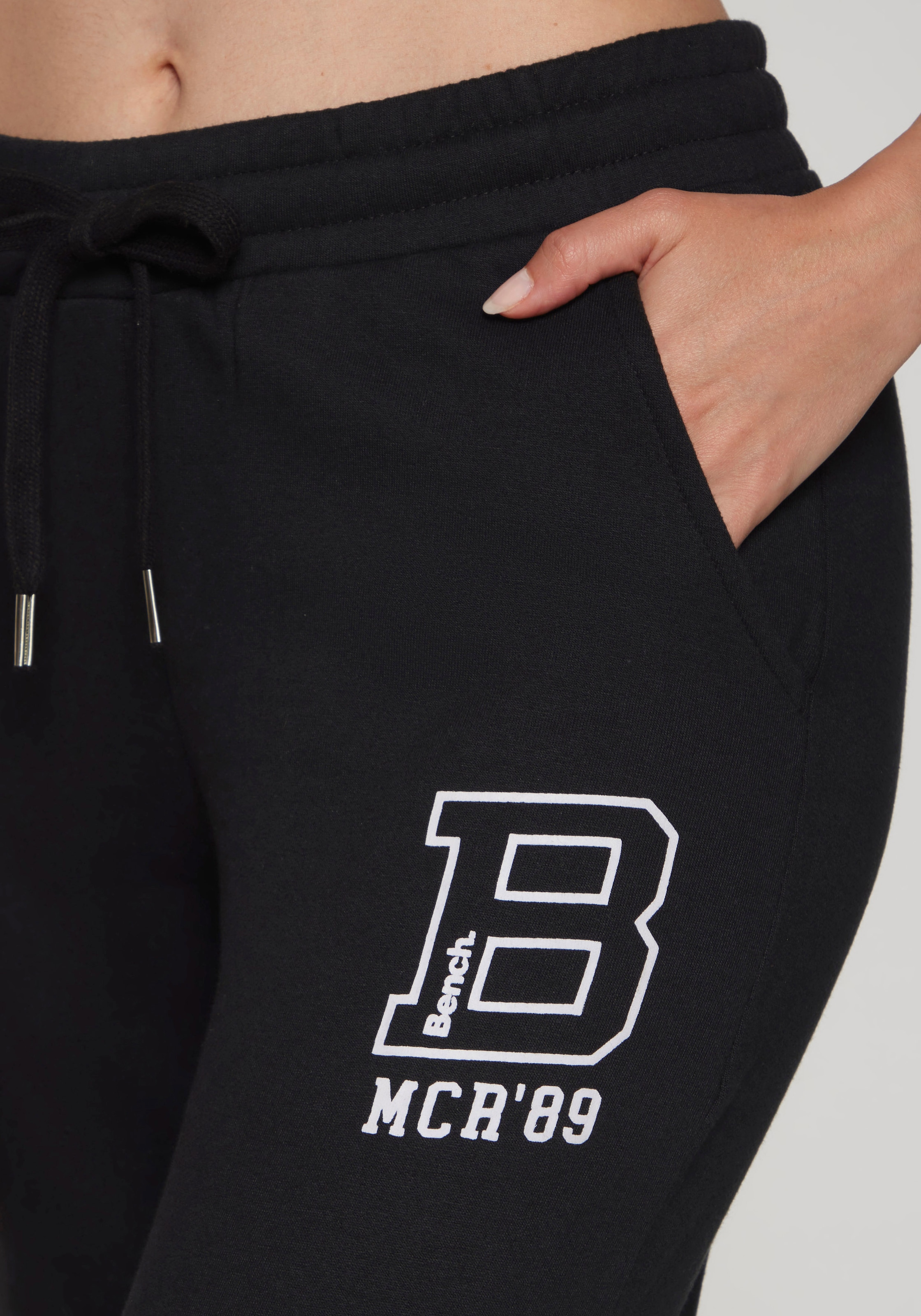 Bench. Loungewear 7/8-Hose »Ankle Athletic Jogginghose«  mit seitlichen Taschen und Logoprint, Loungewear