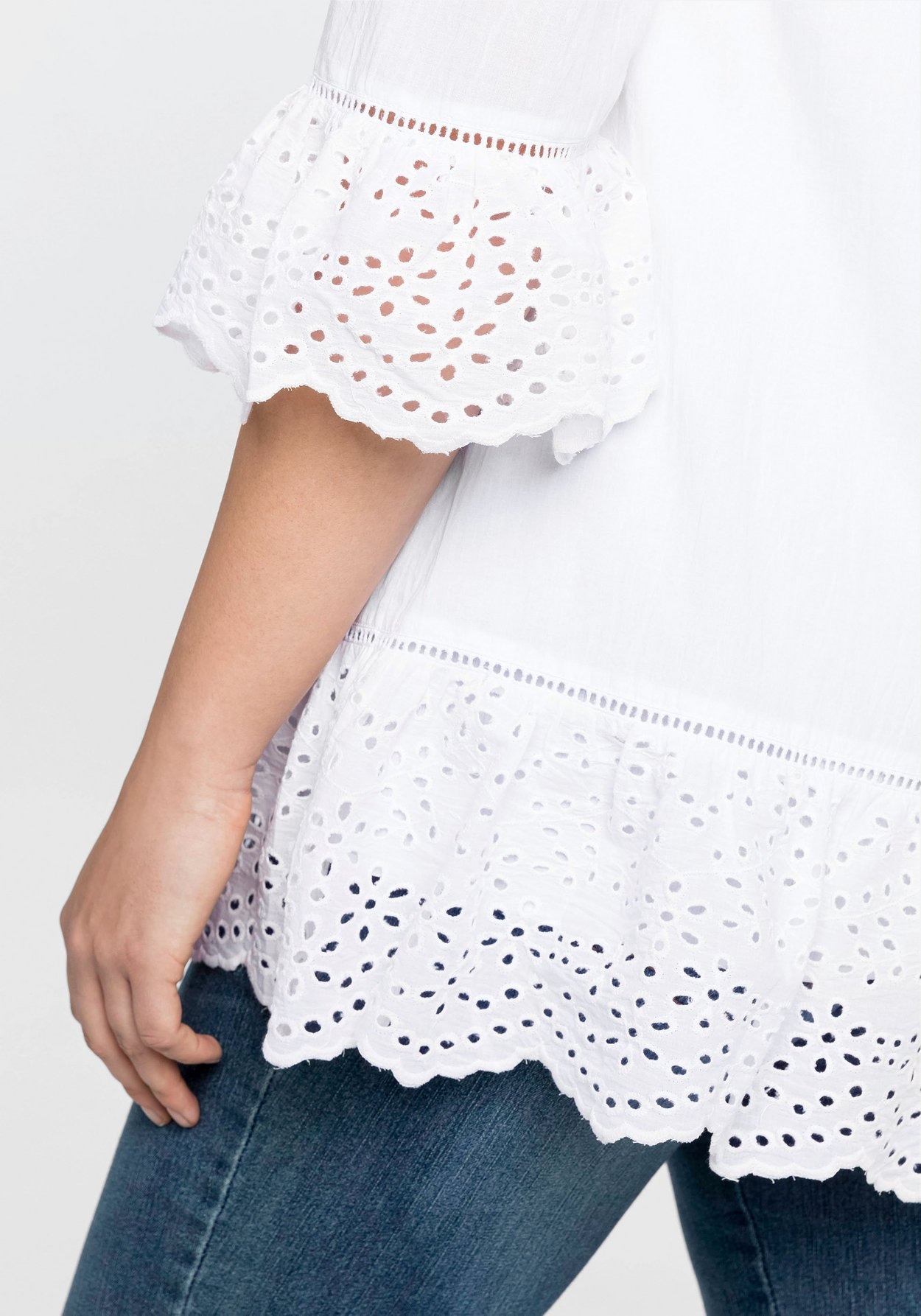 Sheego Longtunika »Longtunika mit Lochmusterdetails und Volantspitze«