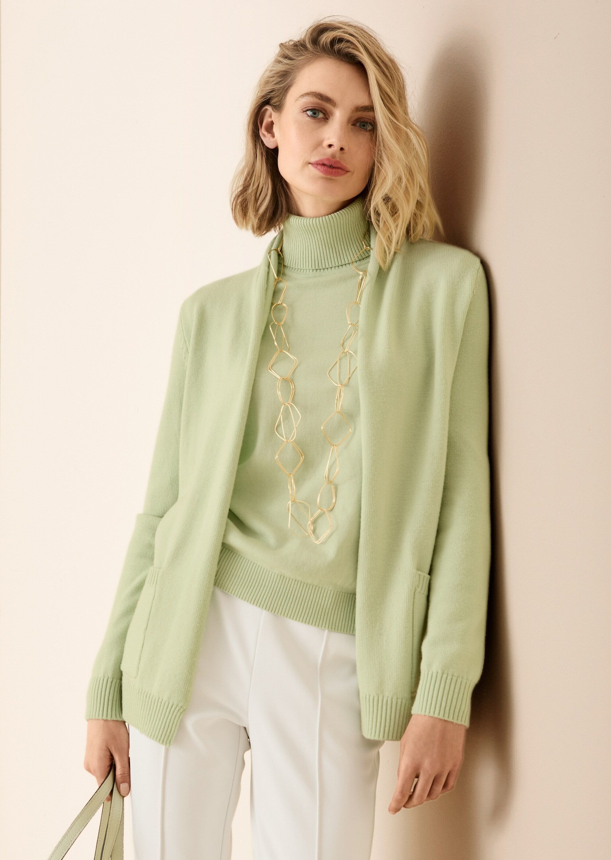 MADELEINE Strickjacke »Strickjacke Verkürzte Schurwolljacke mit Stehkragen«