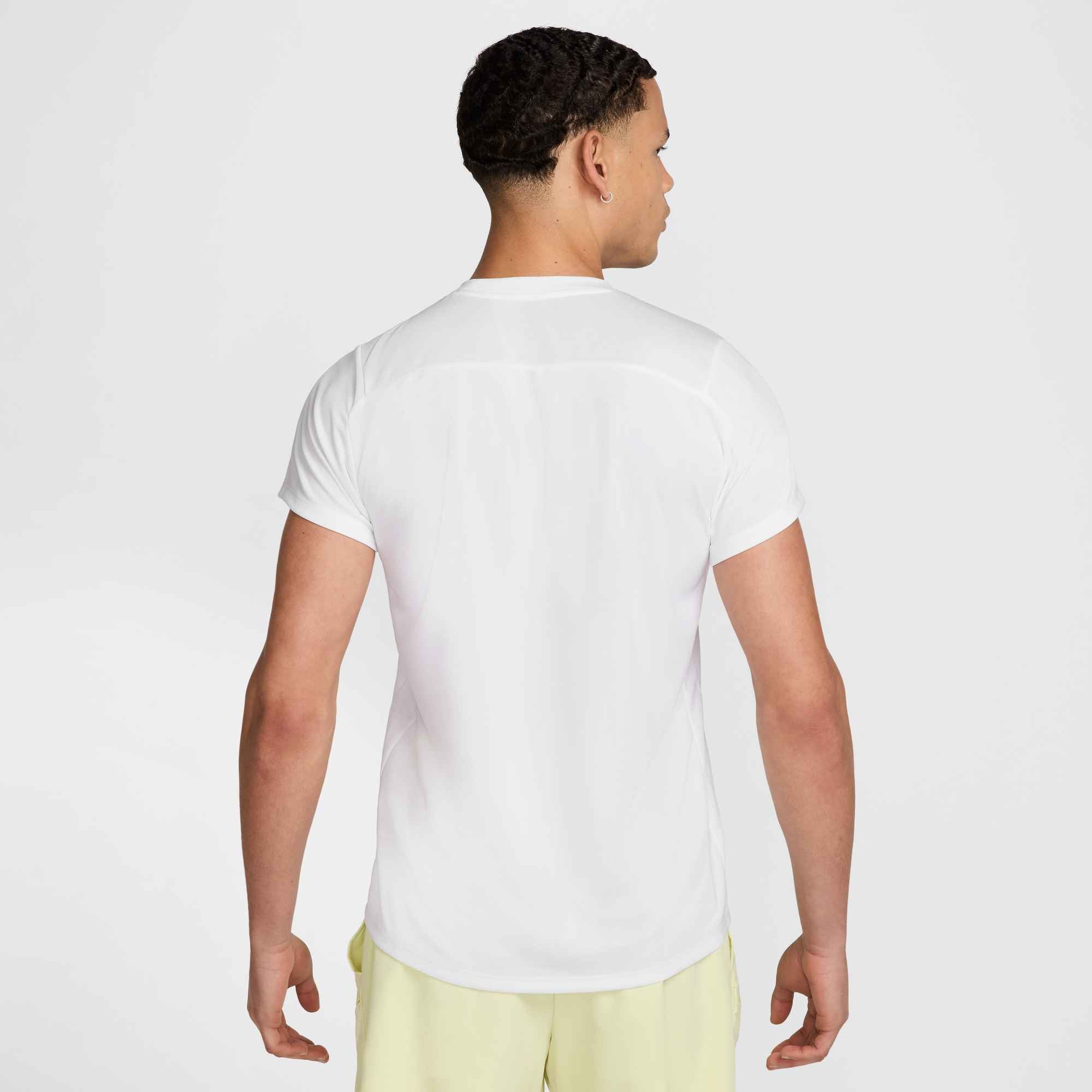 Nike T-Shirt »NikeCourt Victory Men's Dri-FIT Tennis Top« gerader Schnitt, hüftbedeckende Länge, Rundhalsausschnitt