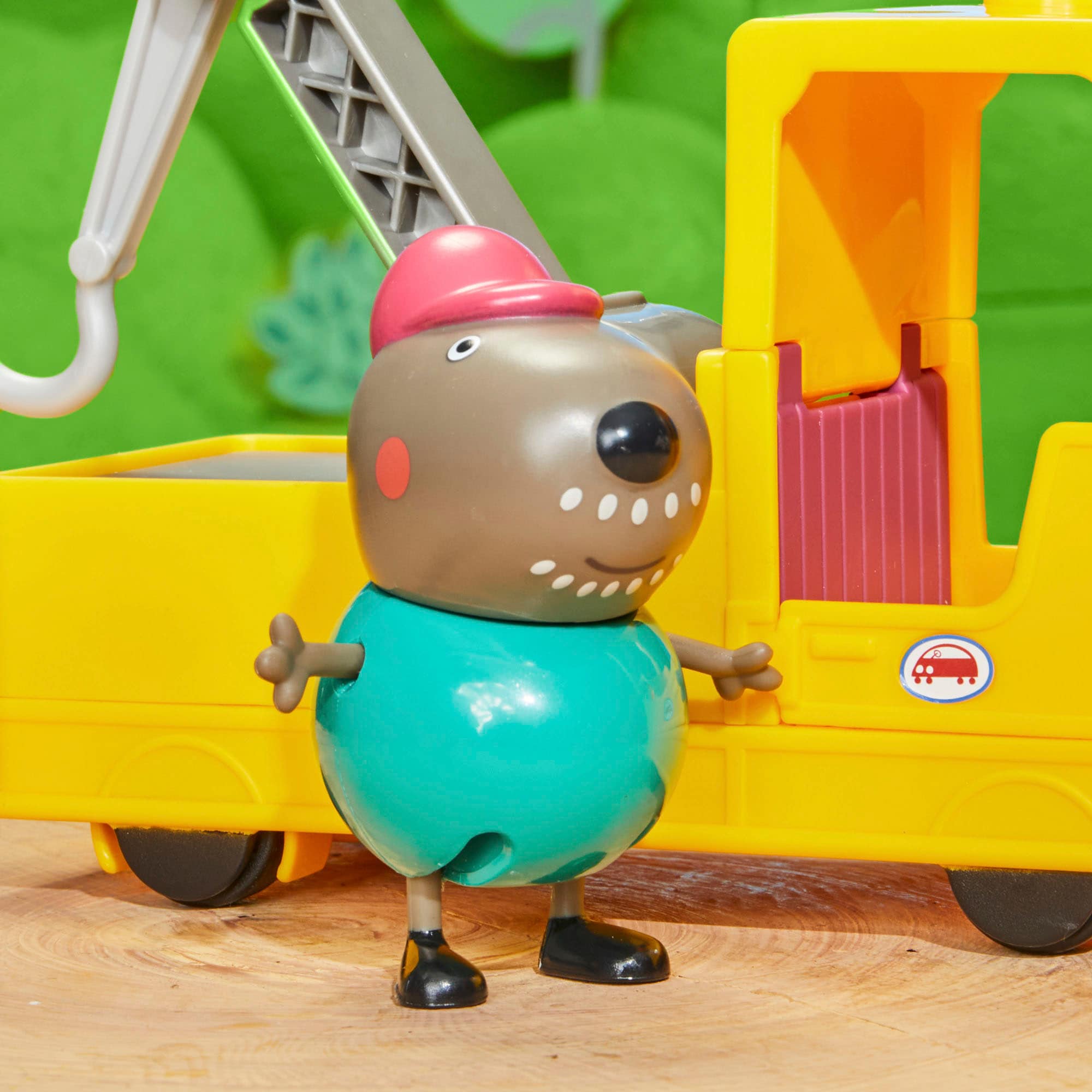 Hasbro Spielzeug-LKW »Peppa Pig, Opa Kläffs Abschleppwagen«, inklusive Figur