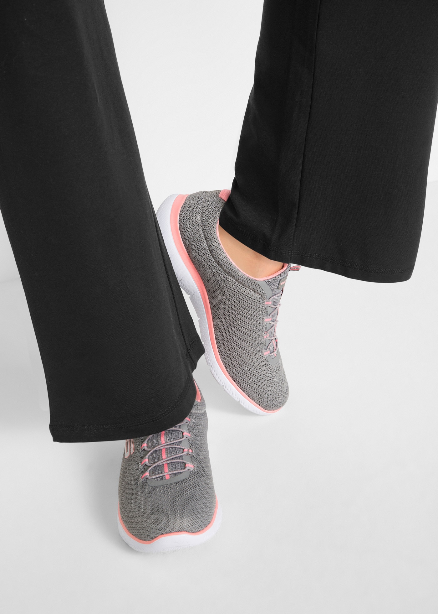 bonprix Sporthose  aus Baumwoll-Stretch, Bootcut, Slim fit, Kontrastdetail am Bund