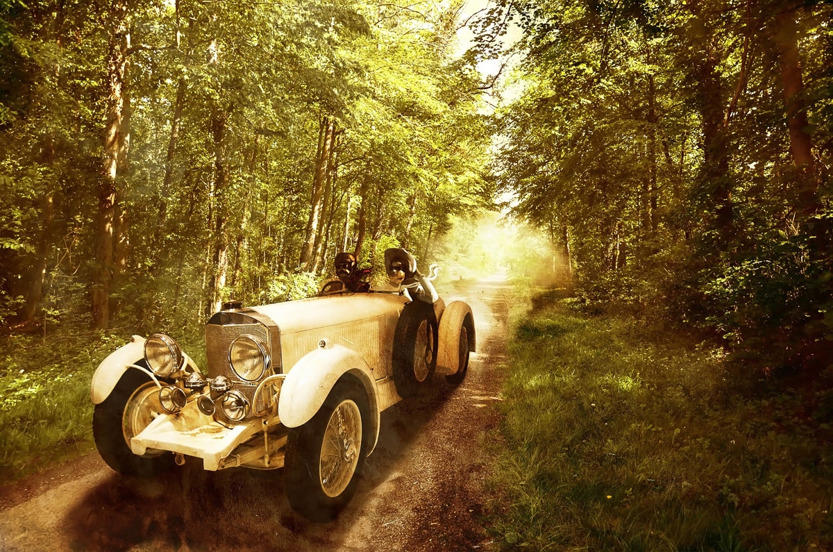 Papermoon Fototapete »Oldtimer in wald«