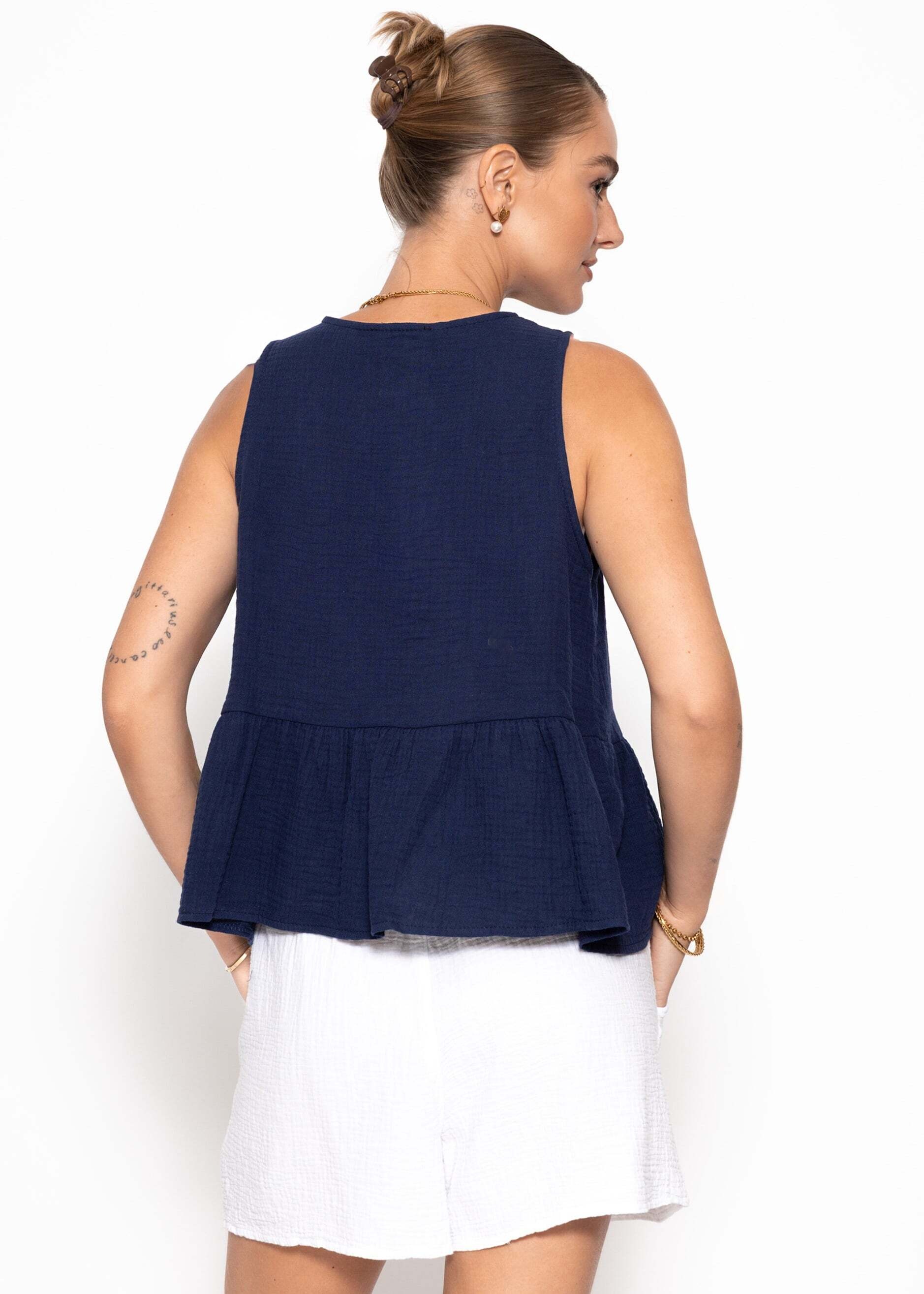 SASSYCLASSY T-Shirt »Musselin Top mit Volant« Verspieltes Baumwolltop mit V-Ausschnitt und Knopfleiste