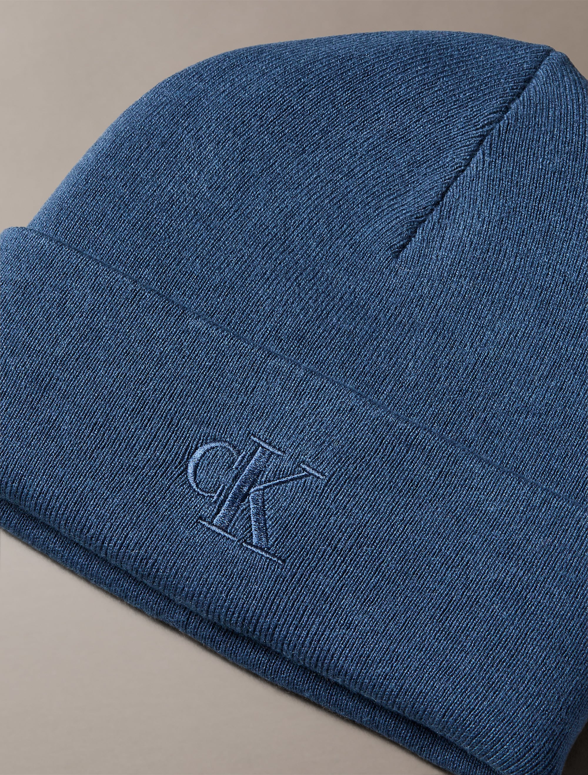 Calvin Klein Strickmütze »CK FINE RIB BEANIE« mit Markenlogo