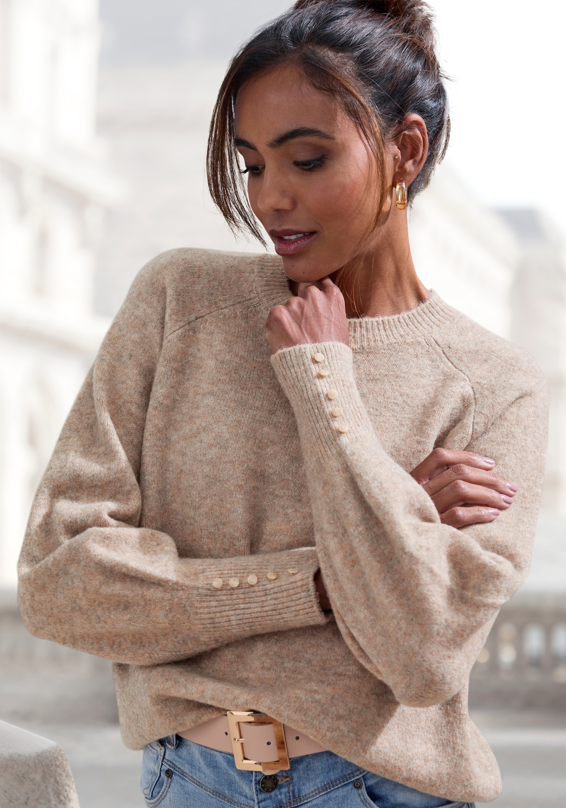 LASCANA Rundhalspullover »mit Zierknöpfen an den langen Ärmelbündchen« Winterpullover, kuscheliges Basicpullover, softer Strickpullover