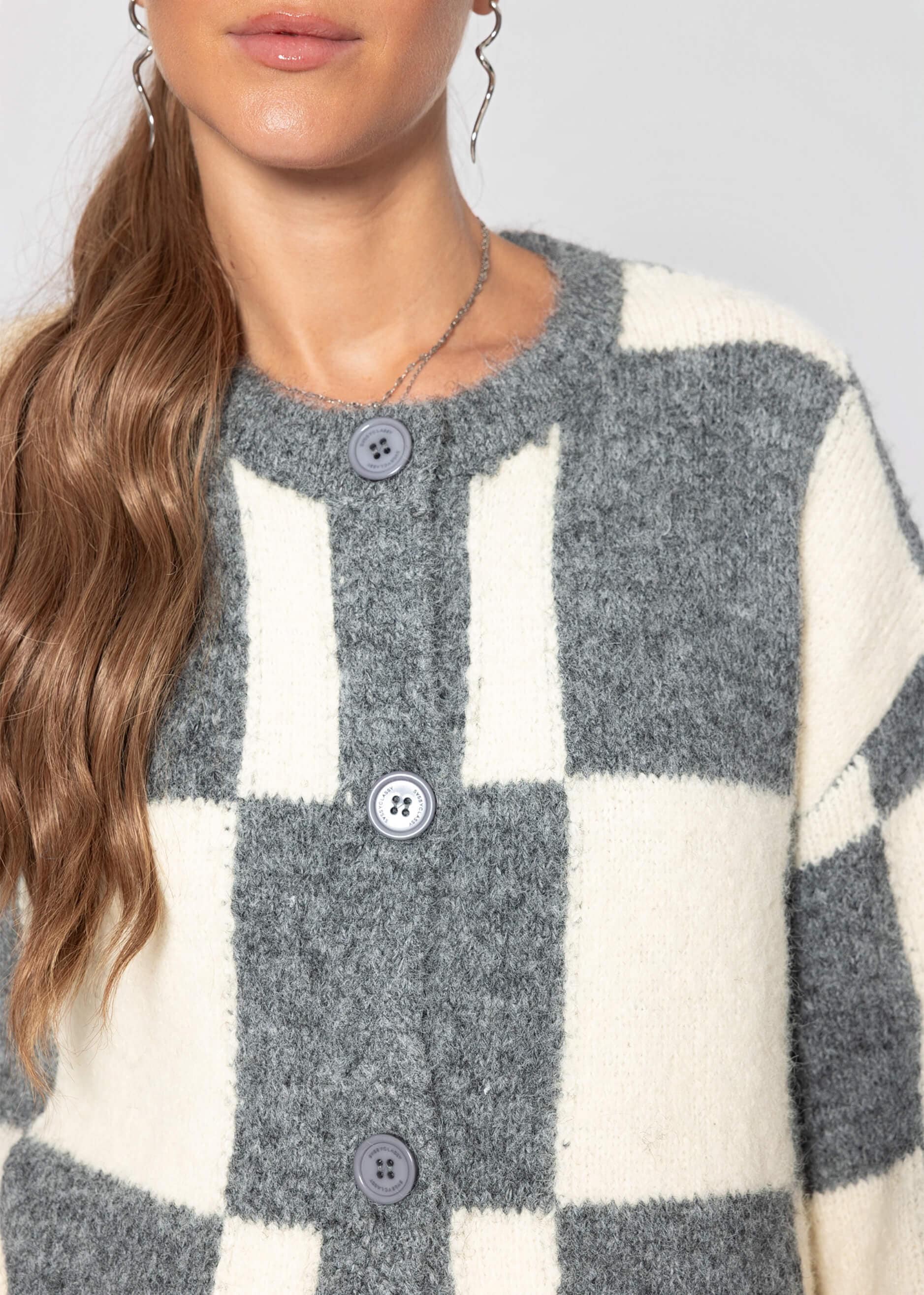 SASSYCLASSY Cardigan »Cardigan im Karomuster« Moderne Strickjacke geometrische Formen in Grau