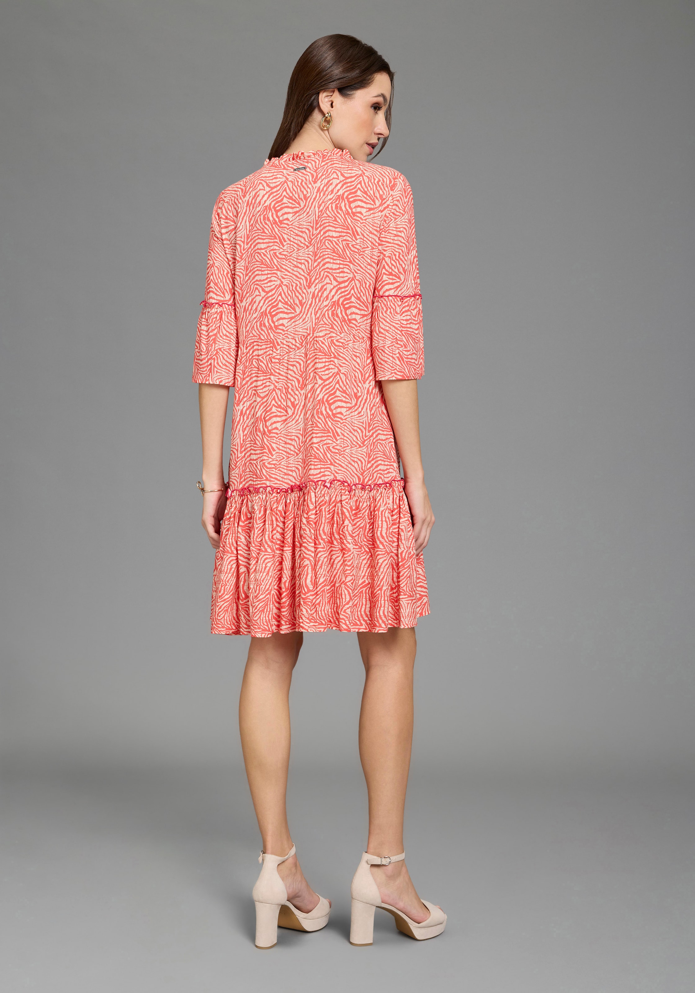 Bruno Banani Minikleid mit abstraktem Animal-Print, figurumspielende Passform mit Volants