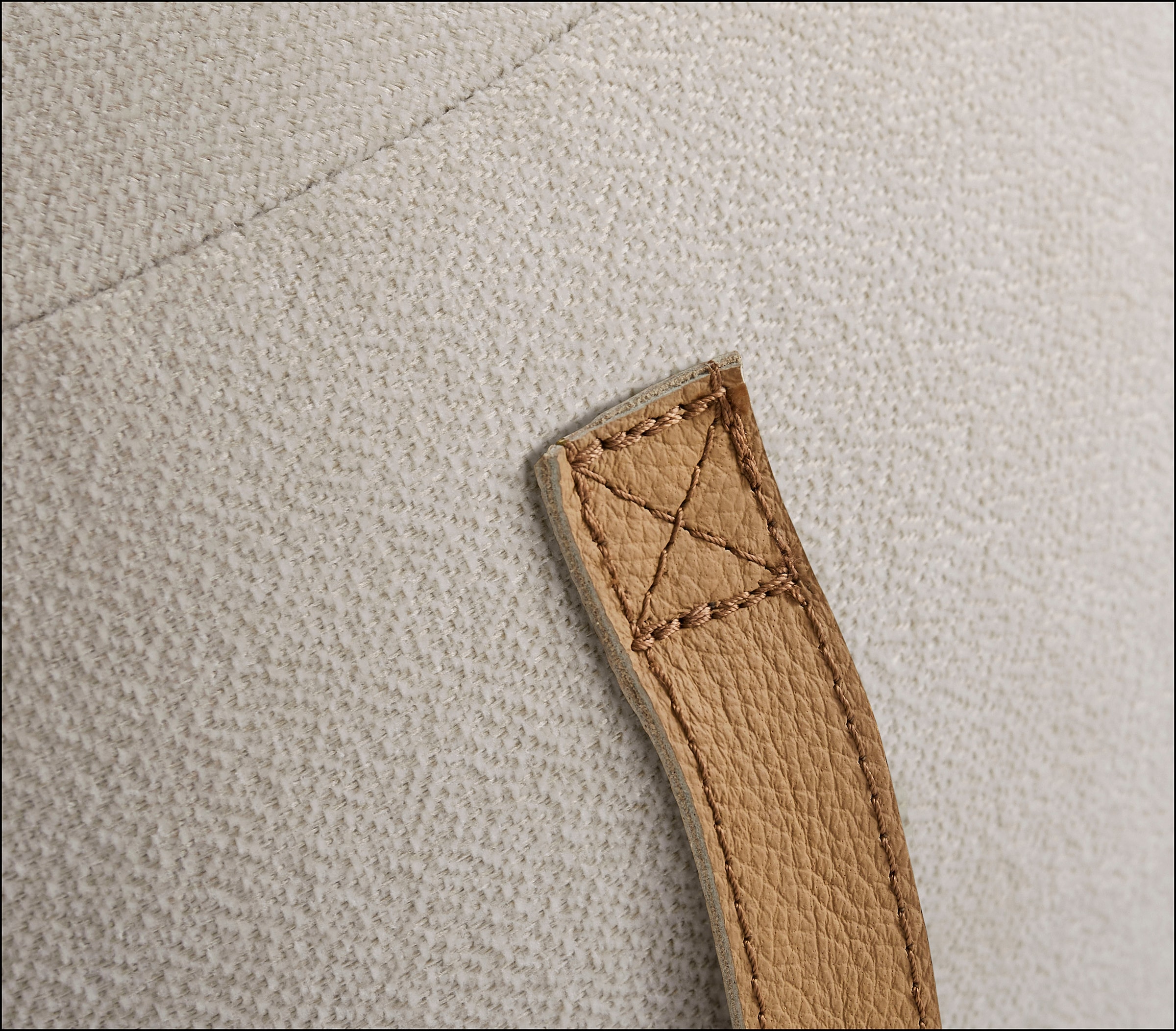 s.Oliver Hocker », moderner Designhocker mit Lederriemen, handgefertigt, softes Design« hochwertig, zum Wohlfühlen in Luxus-Microfaser/Struktur oder in Bouclé