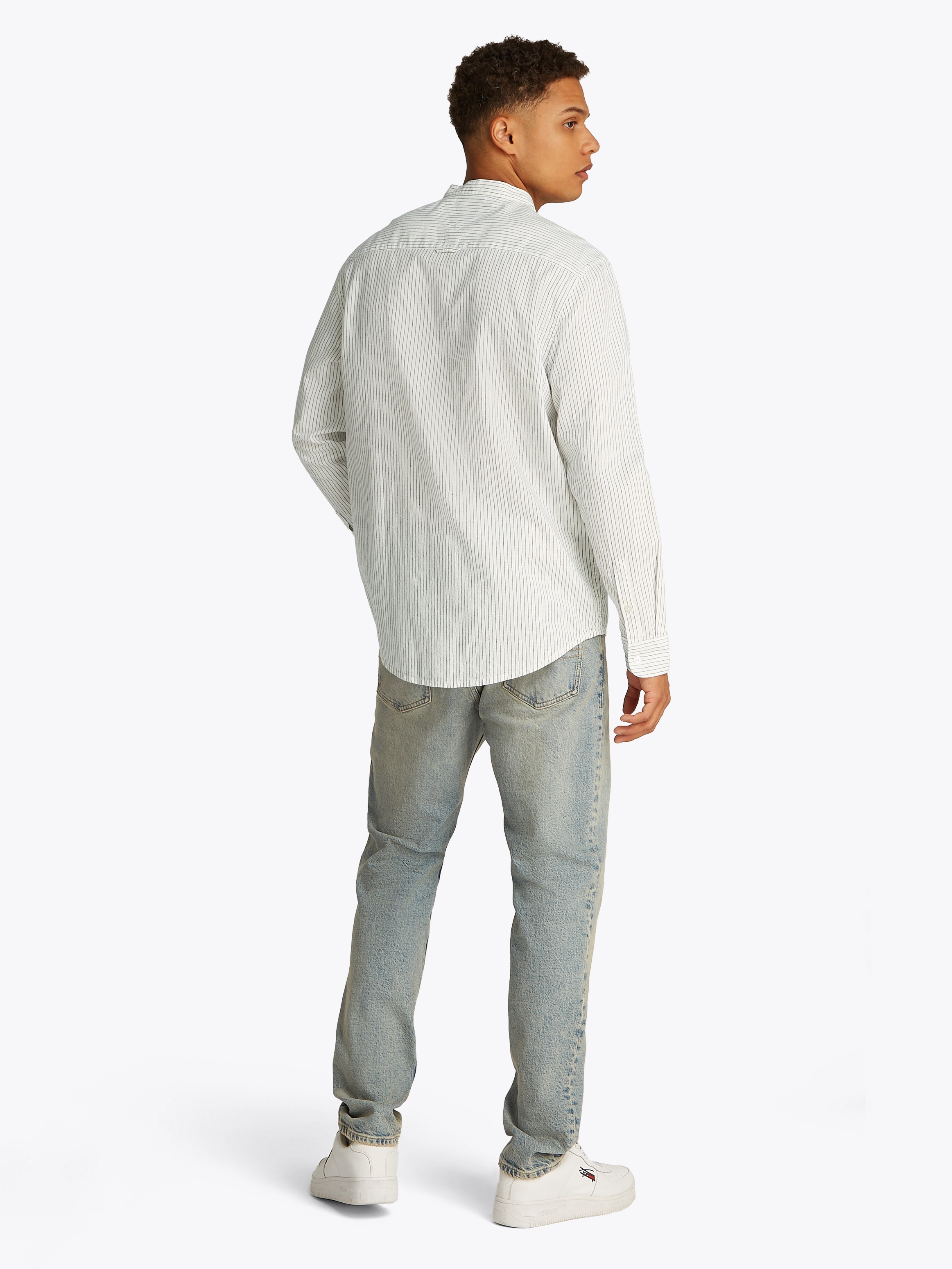 Tommy Jeans Langarmhemd »TJM LINEN MIX BND STP SHRT EXT«, Mit Rundhalsausschnitt