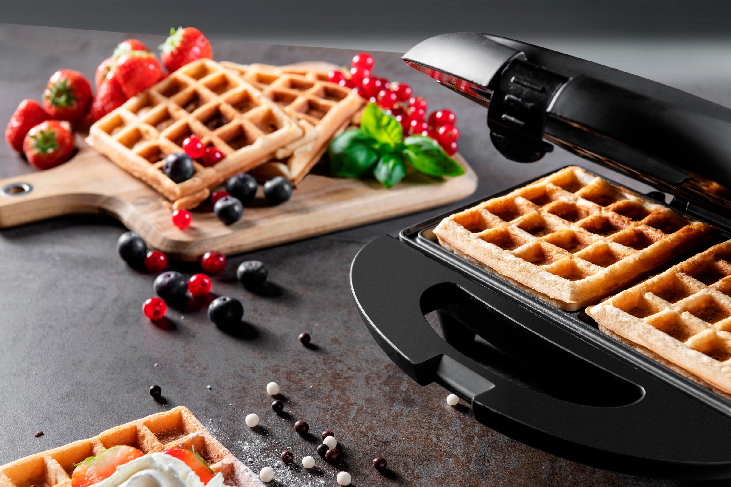 bestron Waffeleisen »ASW401BL«, 700 W, im Retro Design, inkl. Backampel & automatischer Temperaturkontrolle