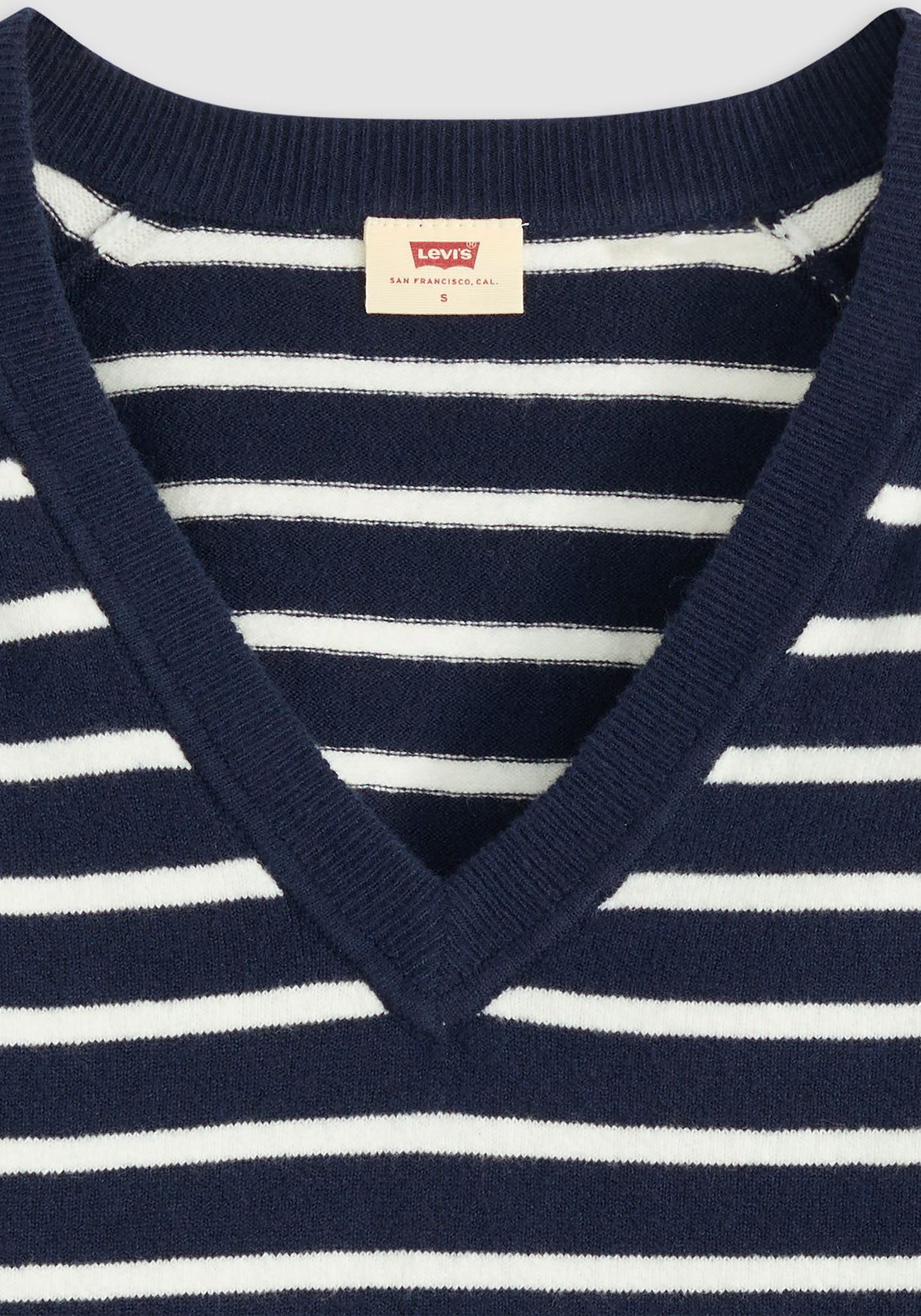Levi's® V-Ausschnitt-Pullover »TARA SUPER SOFT V«, im Bund beidseitig mit kurzem Schlitz