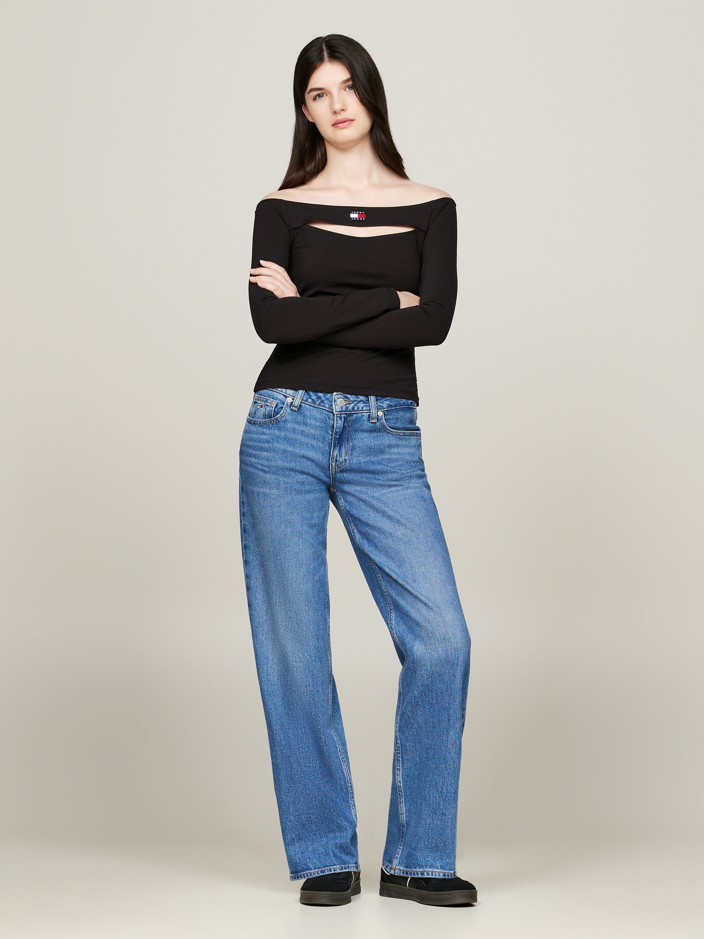 Tommy Jeans Langarmshirt »TJW SLIM BADGE CUTOUT TOP LS«, mit Tommy Jeans Logo