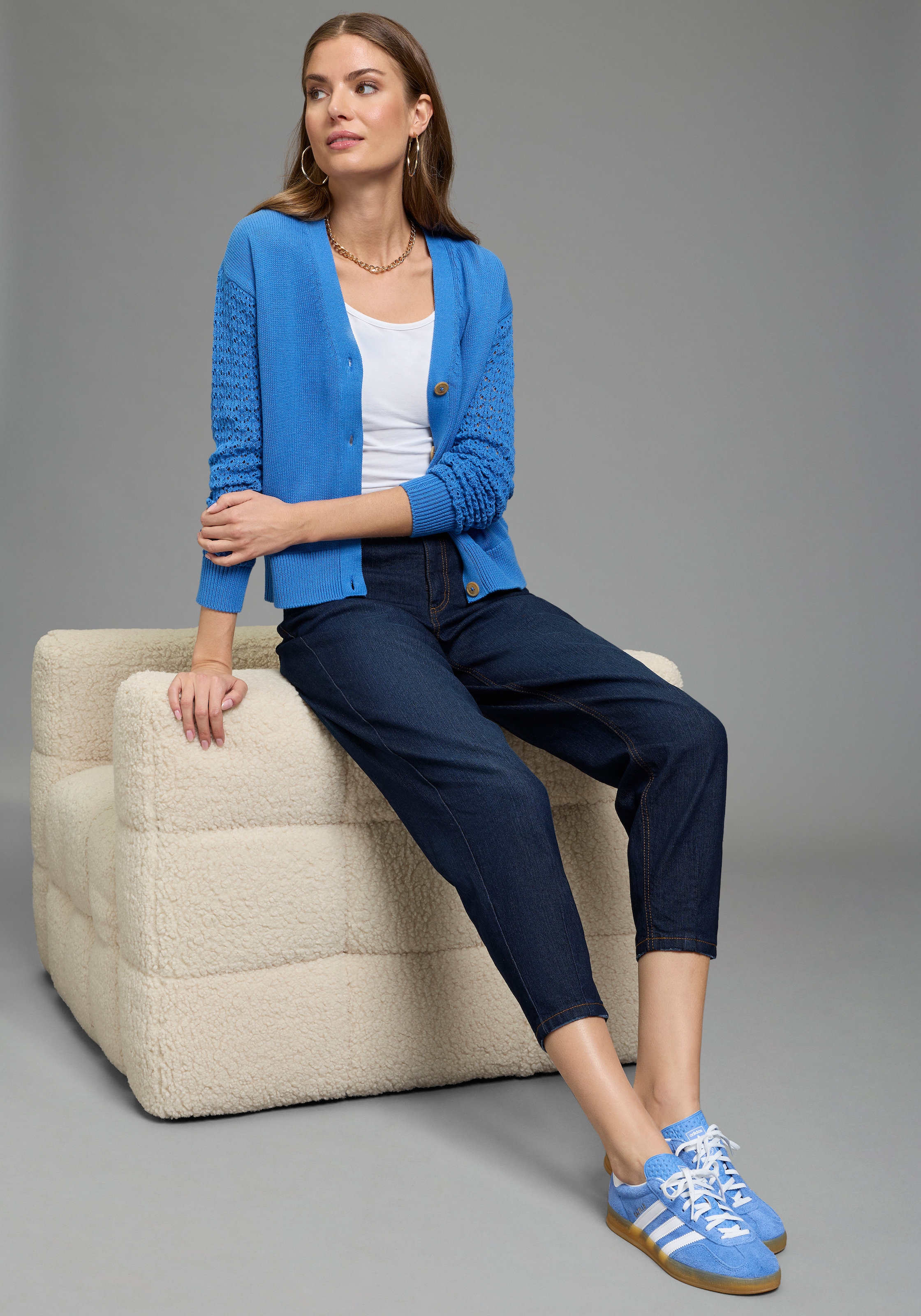 Laura Scott Strickjacke mit femininen Ajourärmeln und V-Ausschnitt