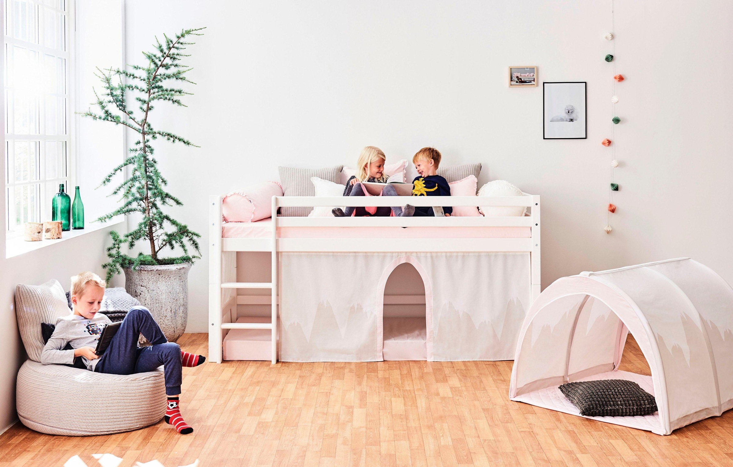 Hoppekids Hochbett »Winter Wonderland«, (Set), umbaubar in ein Einzelbett