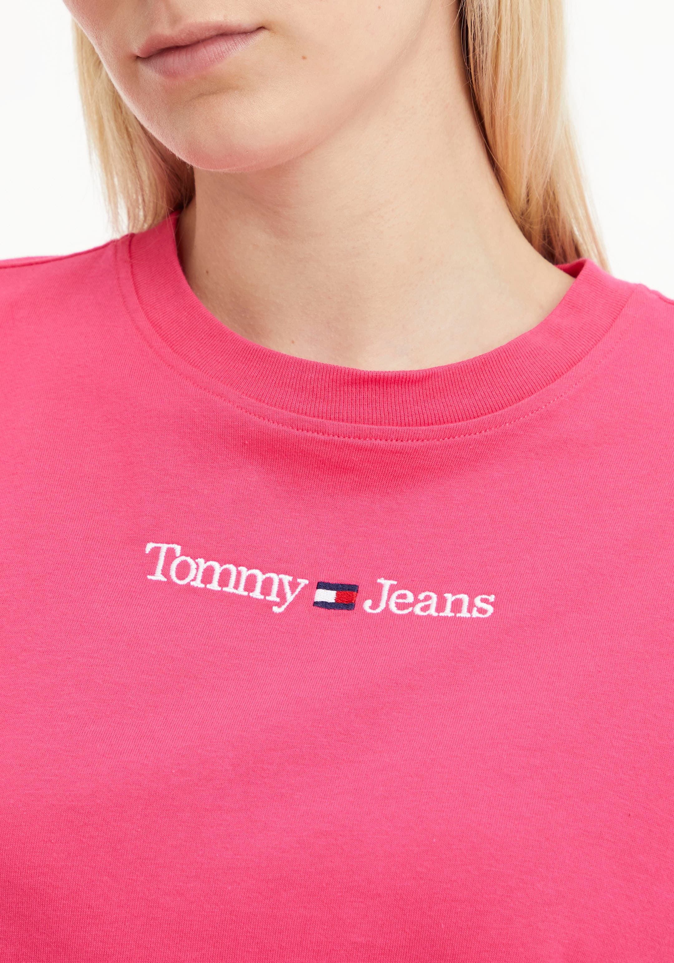 LINEAR SERIF im Tommy CLS TEE«, Logoschriftzug Shop Online »TJW bestellen Jeans OTTO Kurzarmshirt Linear Jeans mit Tommy